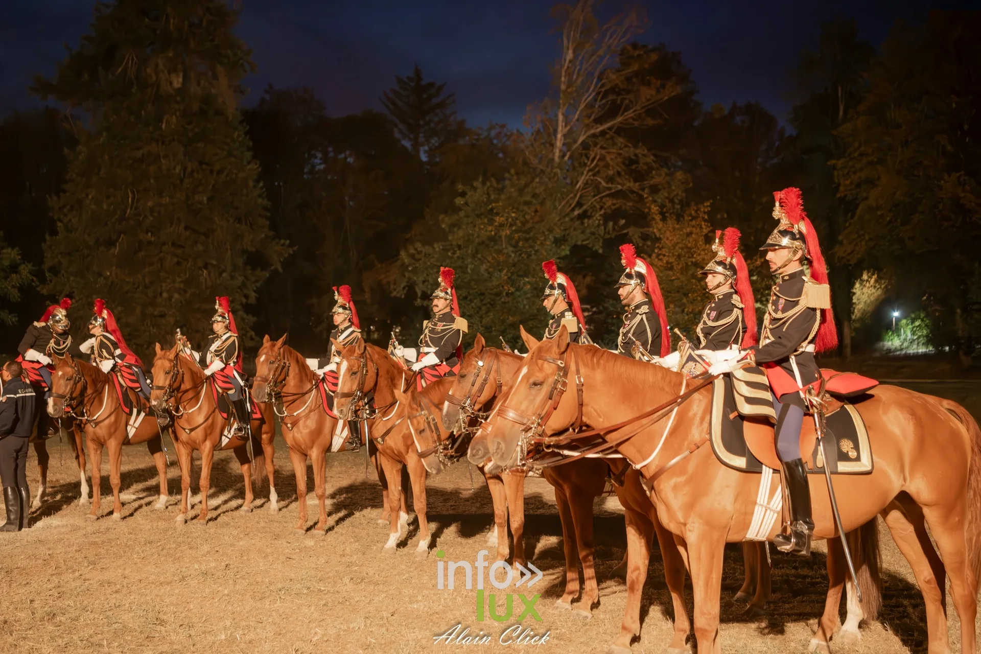7e biennale équestre au château de Thillombois (Meuse) : la Garde républicaine, voltige, attelages et numéros de dressage