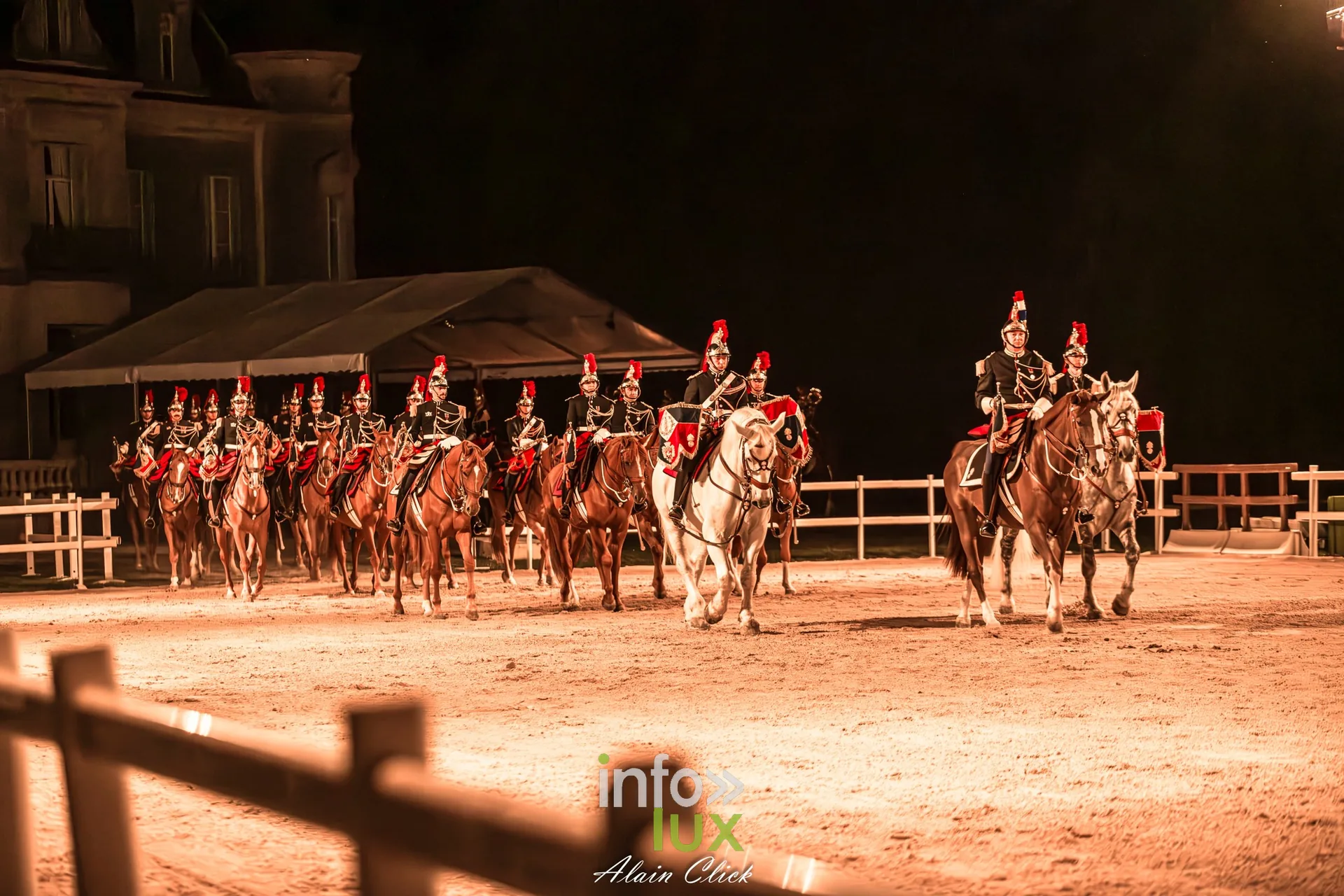 7e biennale équestre au château de Thillombois (Meuse) : la Garde républicaine, voltige, attelages et numéros de dressage