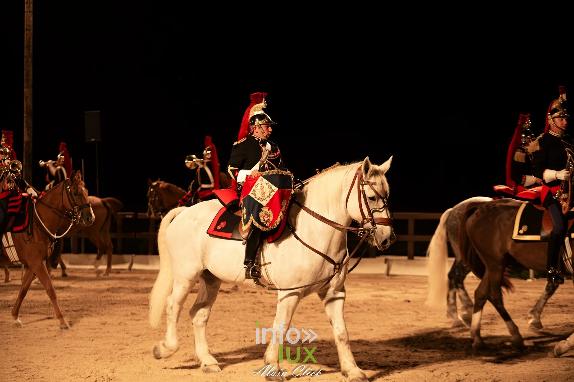 7e biennale équestre au château de Thillombois (Meuse) : la Garde républicaine, voltige, attelages et numéros de dressage