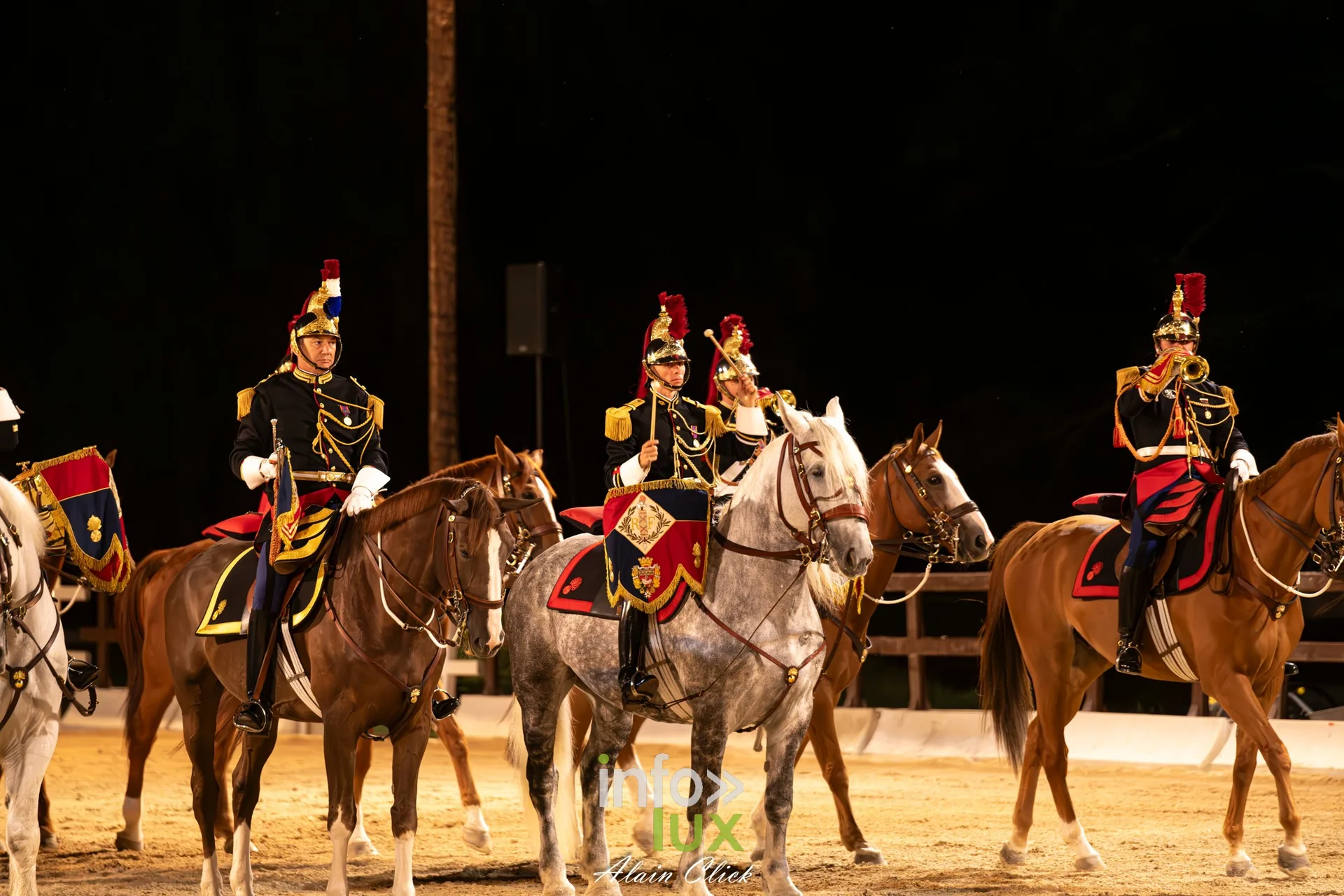 7e biennale équestre au château de Thillombois (Meuse) : la Garde républicaine, voltige, attelages et numéros de dressage