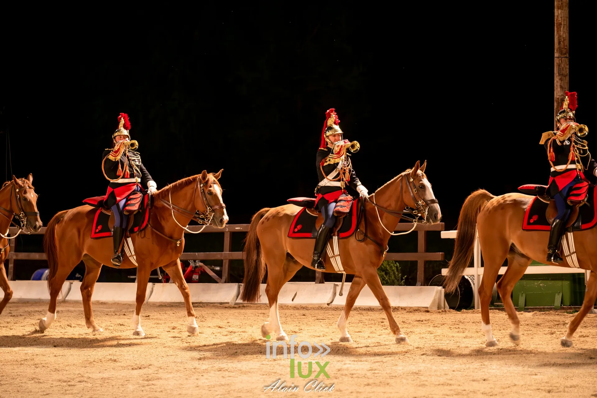 7e biennale équestre au château de Thillombois (Meuse) : la Garde républicaine, voltige, attelages et numéros de dressage