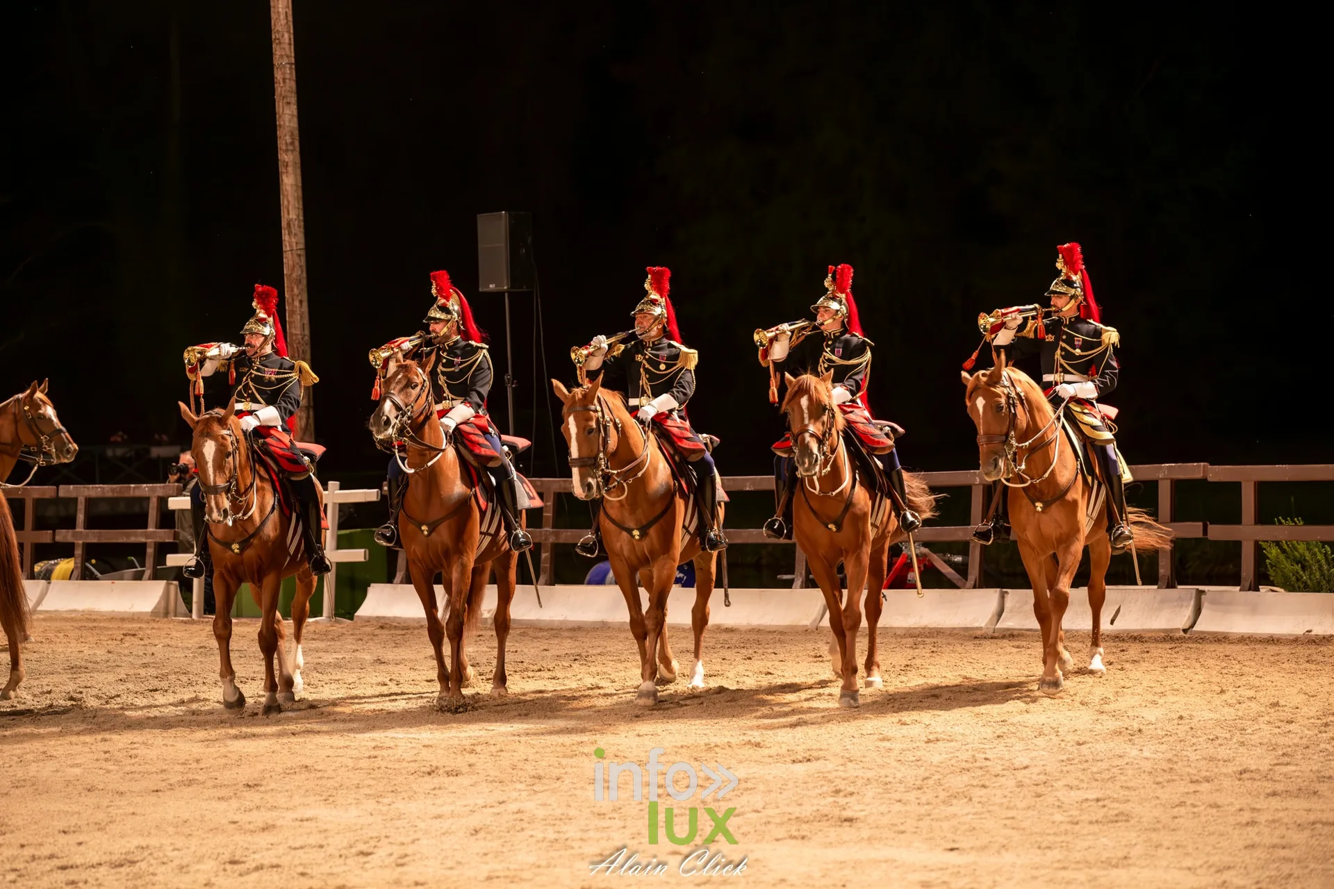 7e biennale équestre au château de Thillombois (Meuse) : la Garde républicaine, voltige, attelages et numéros de dressage