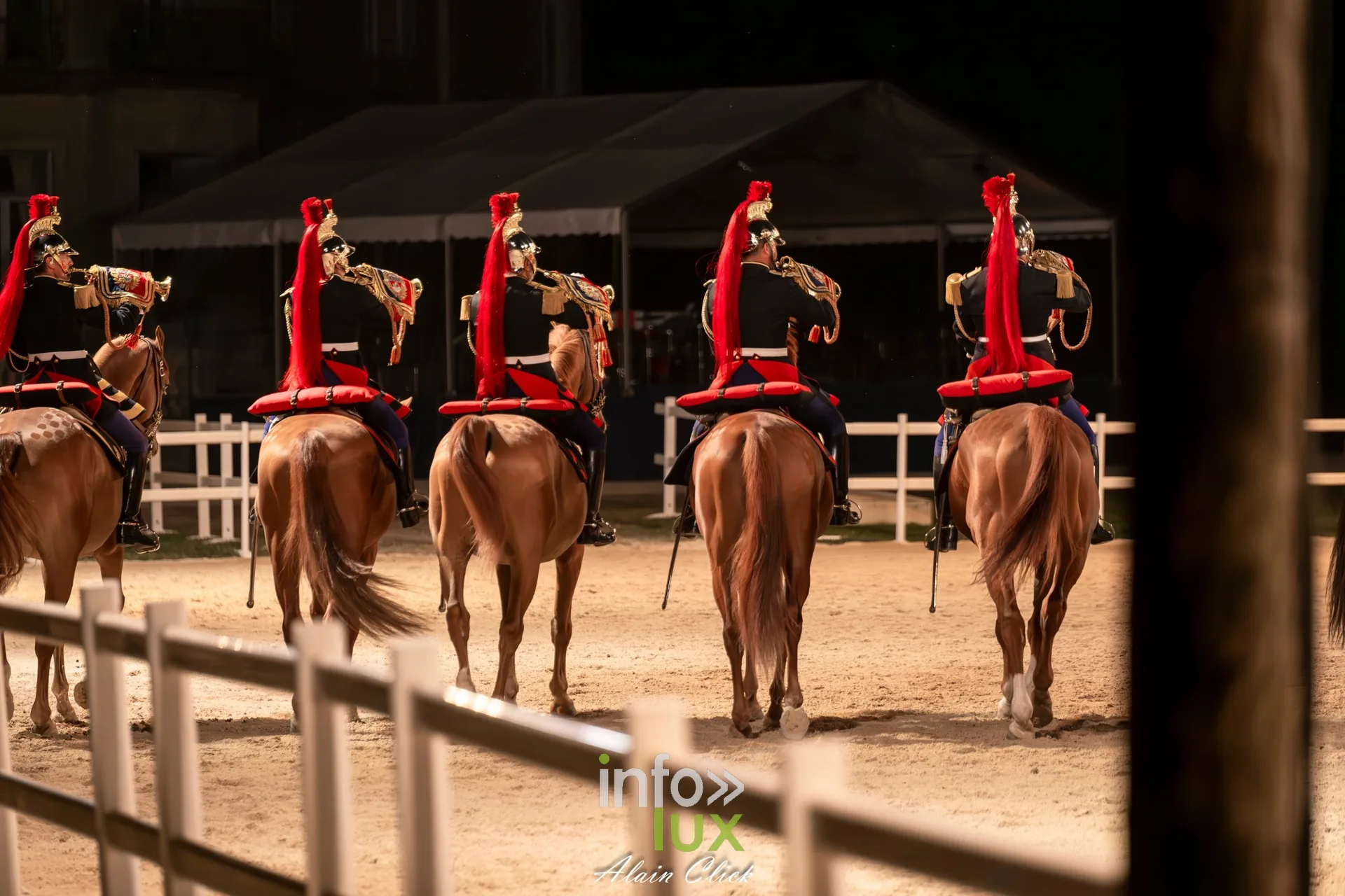 7e biennale équestre au château de Thillombois (Meuse) : la Garde républicaine, voltige, attelages et numéros de dressage