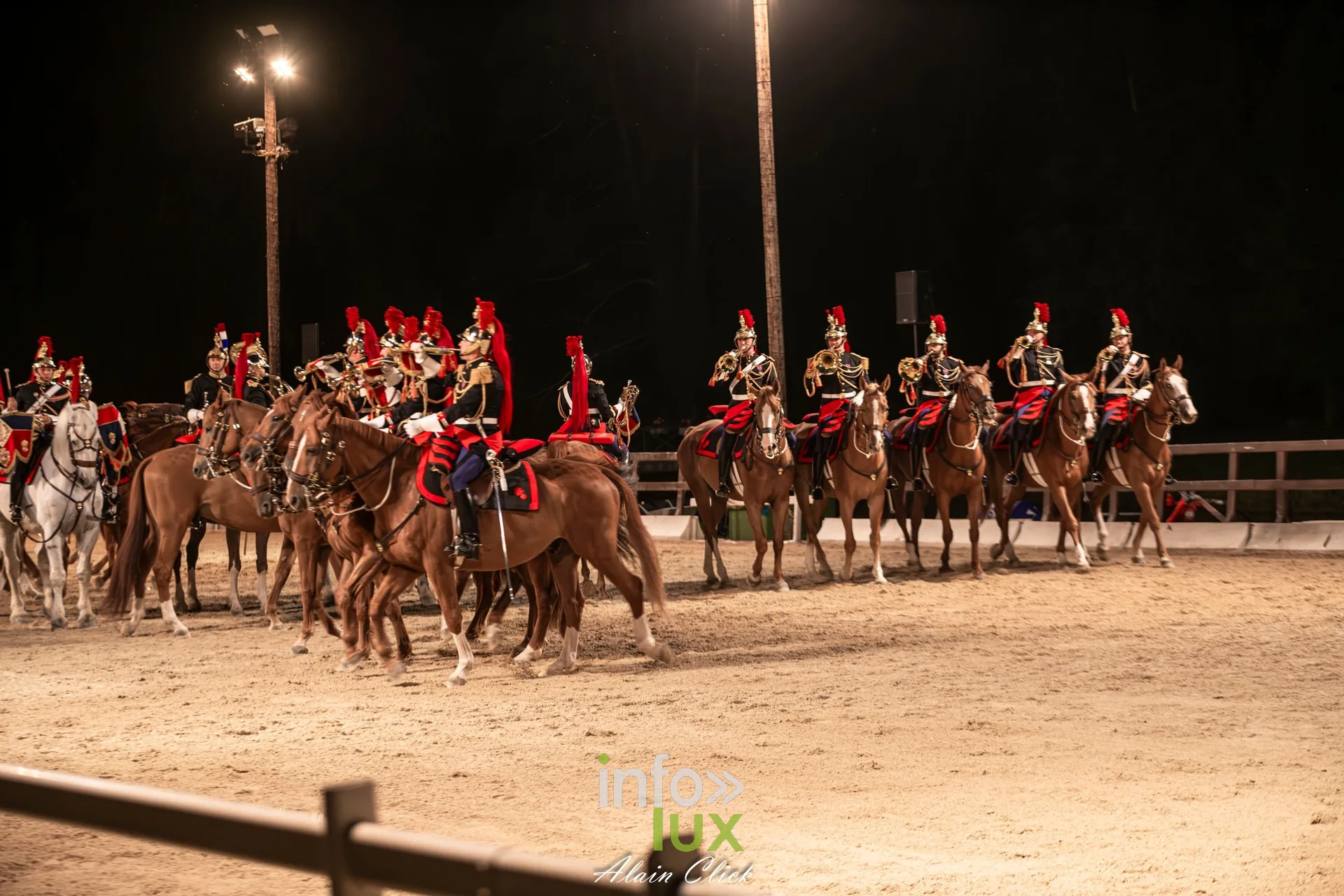 7e biennale équestre au château de Thillombois (Meuse) : la Garde républicaine, voltige, attelages et numéros de dressage
