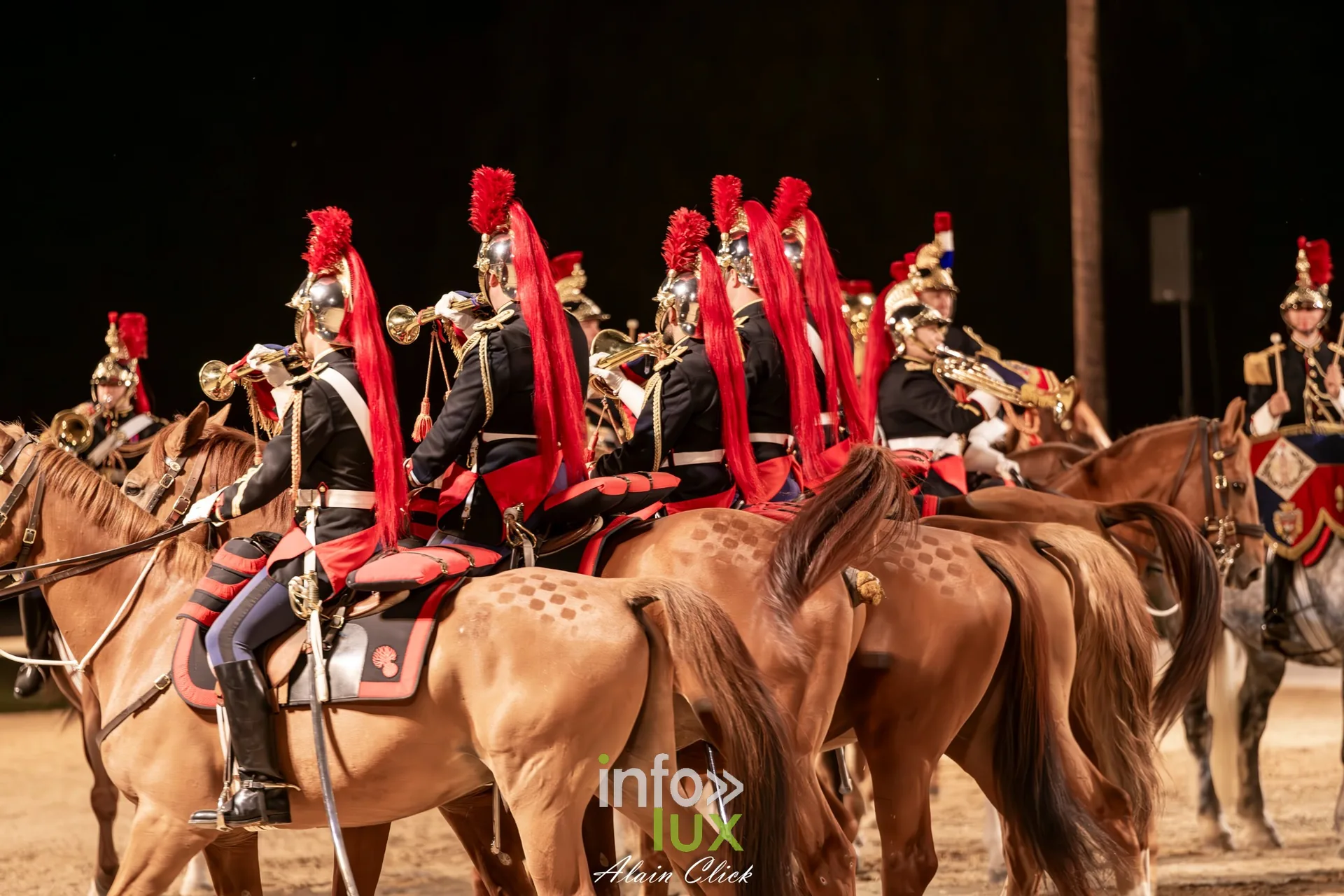 7e biennale équestre au château de Thillombois (Meuse) : la Garde républicaine, voltige, attelages et numéros de dressage