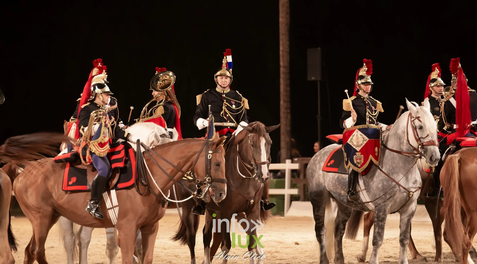 7e biennale équestre au château de Thillombois (Meuse) : la Garde républicaine, voltige, attelages et numéros de dressage