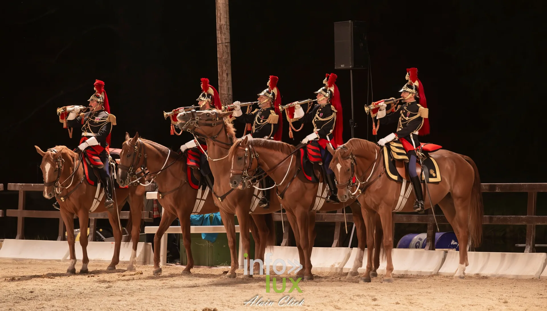 7e biennale équestre au château de Thillombois (Meuse) : la Garde républicaine, voltige, attelages et numéros de dressage