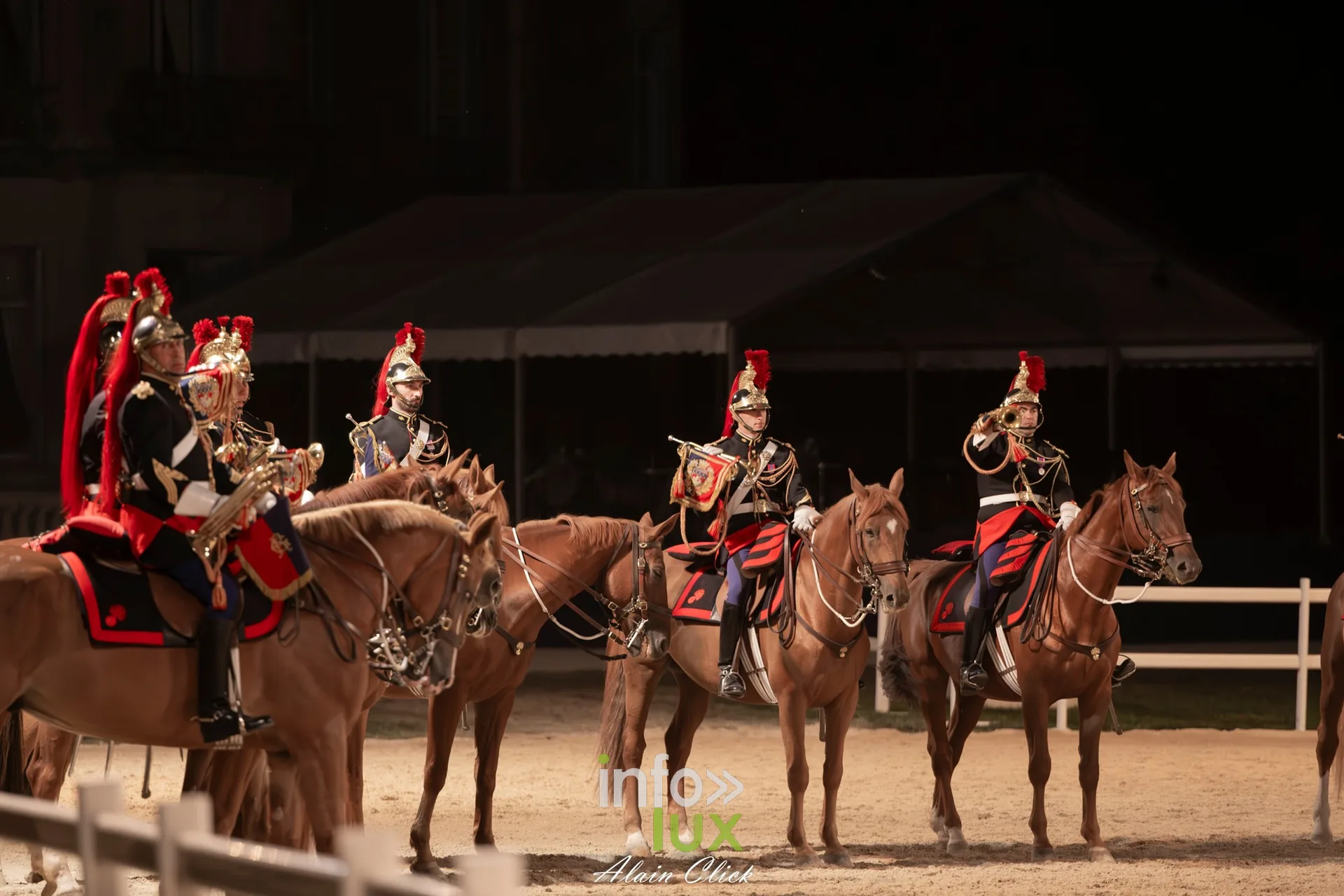 7e biennale équestre au château de Thillombois (Meuse) : la Garde républicaine, voltige, attelages et numéros de dressage