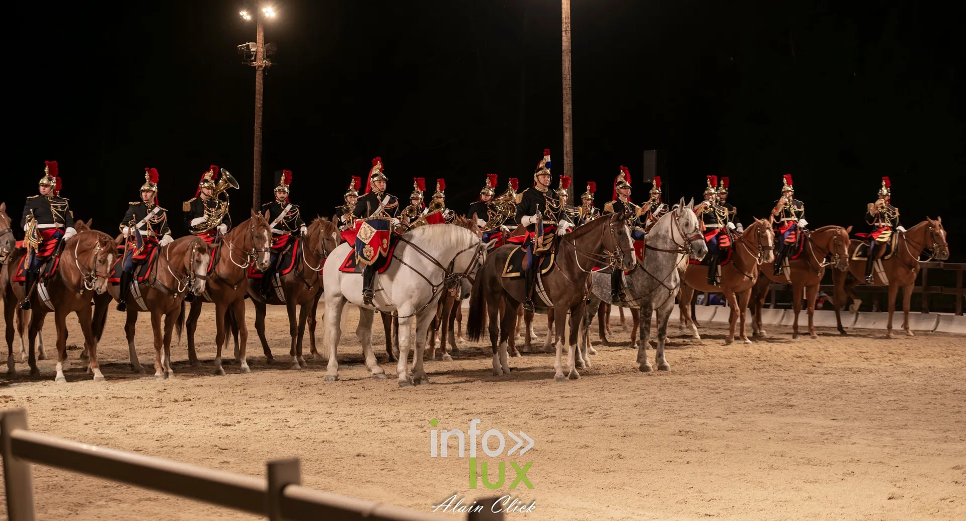 7e biennale équestre au château de Thillombois (Meuse) : la Garde républicaine, voltige, attelages et numéros de dressage