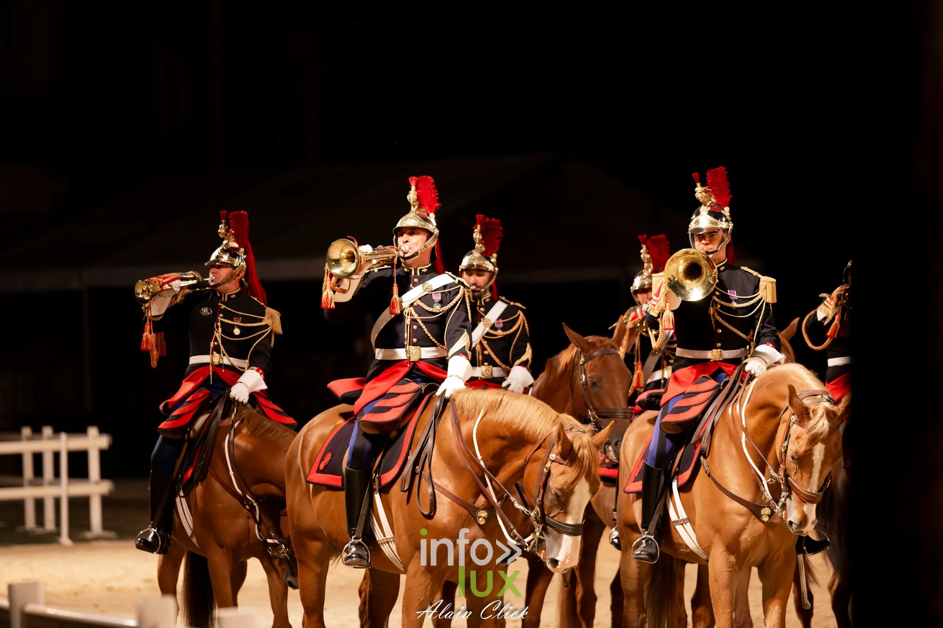 7e biennale équestre au château de Thillombois (Meuse) : la Garde républicaine, voltige, attelages et numéros de dressage