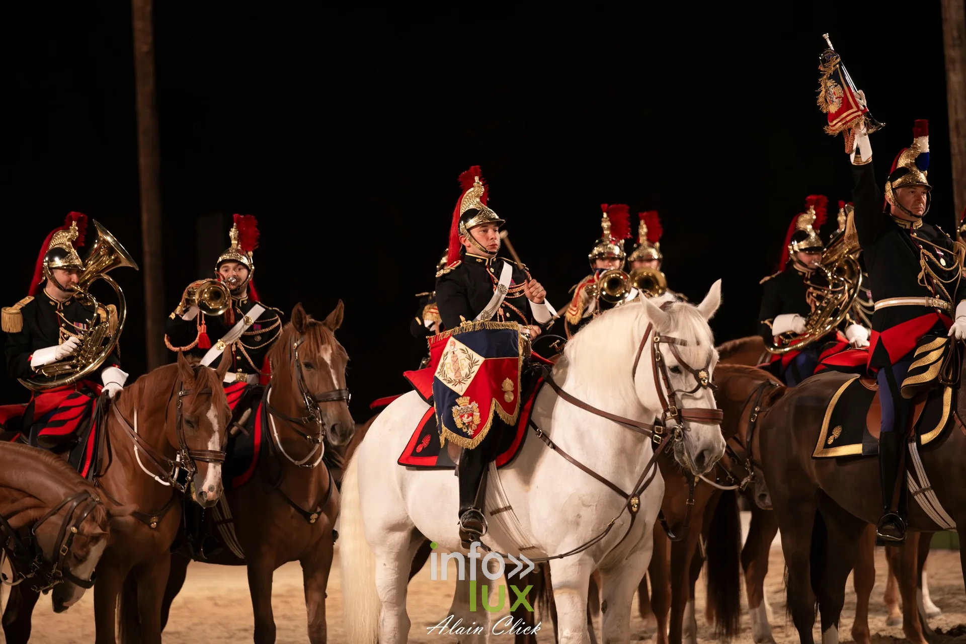 7e biennale équestre au château de Thillombois (Meuse) : la Garde républicaine, voltige, attelages et numéros de dressage