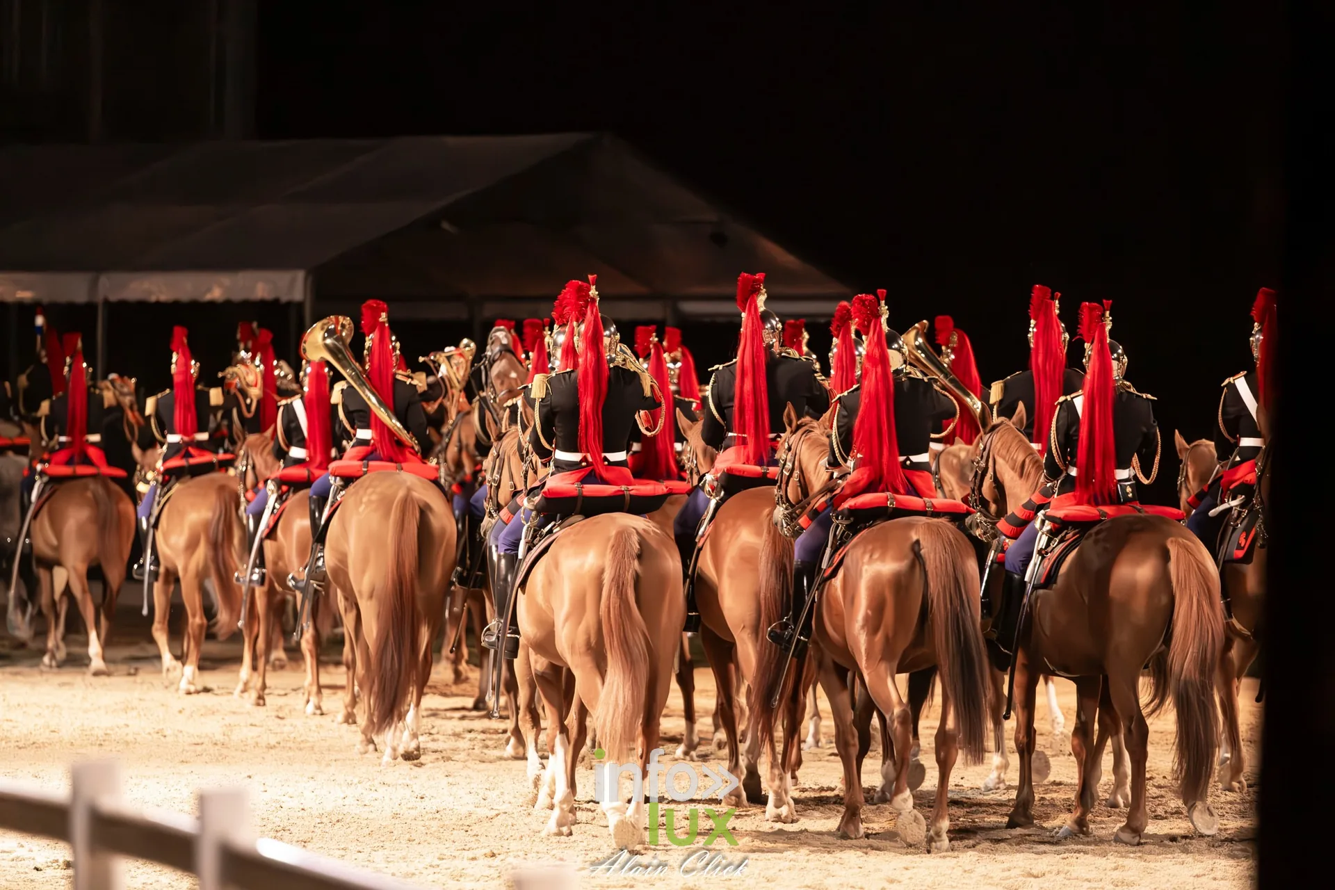 7e biennale équestre au château de Thillombois (Meuse) : la Garde républicaine, voltige, attelages et numéros de dressage
