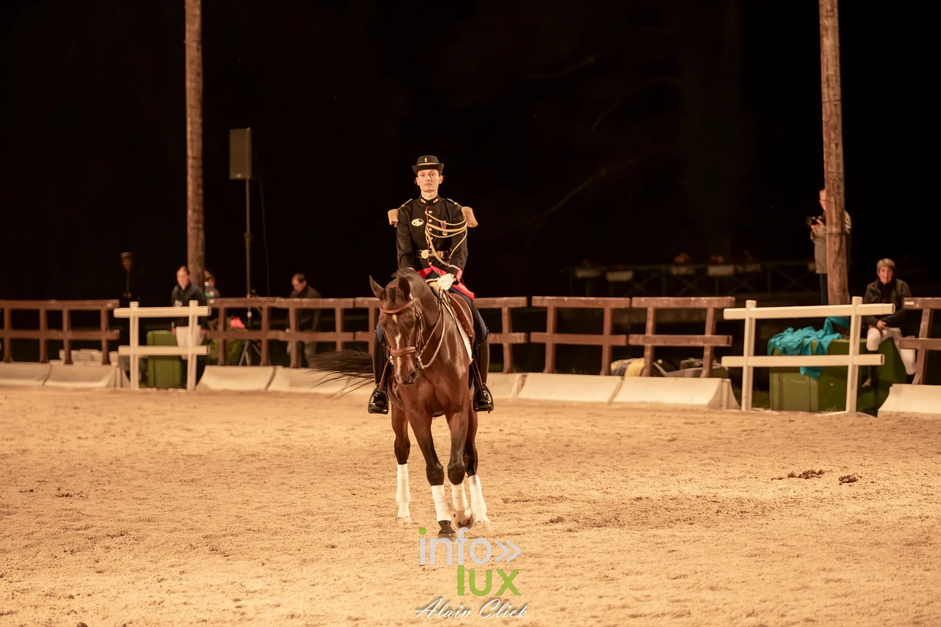7e biennale équestre au château de Thillombois (Meuse) : la Garde républicaine, voltige, attelages et numéros de dressage