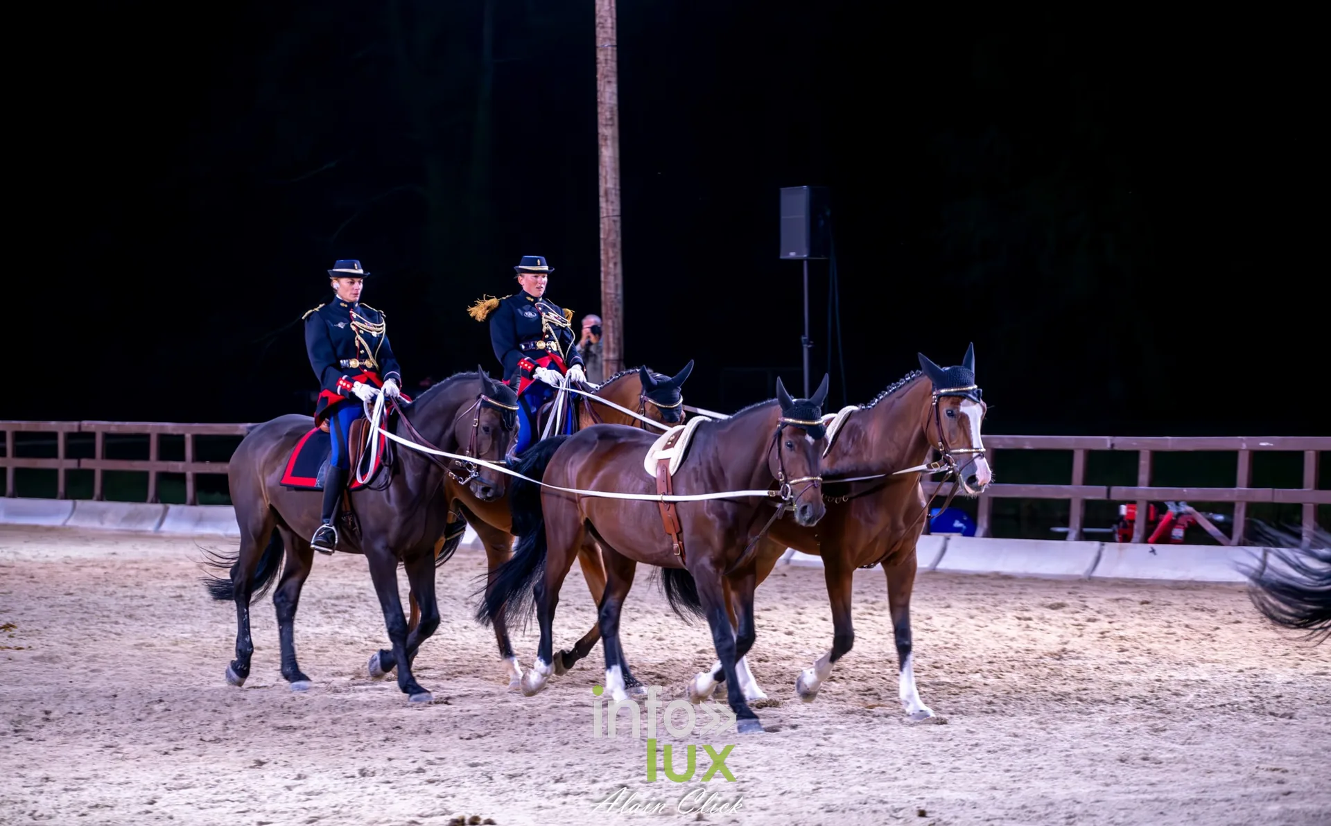 7e biennale équestre au château de Thillombois (Meuse) : la Garde républicaine, voltige, attelages et numéros de dressage