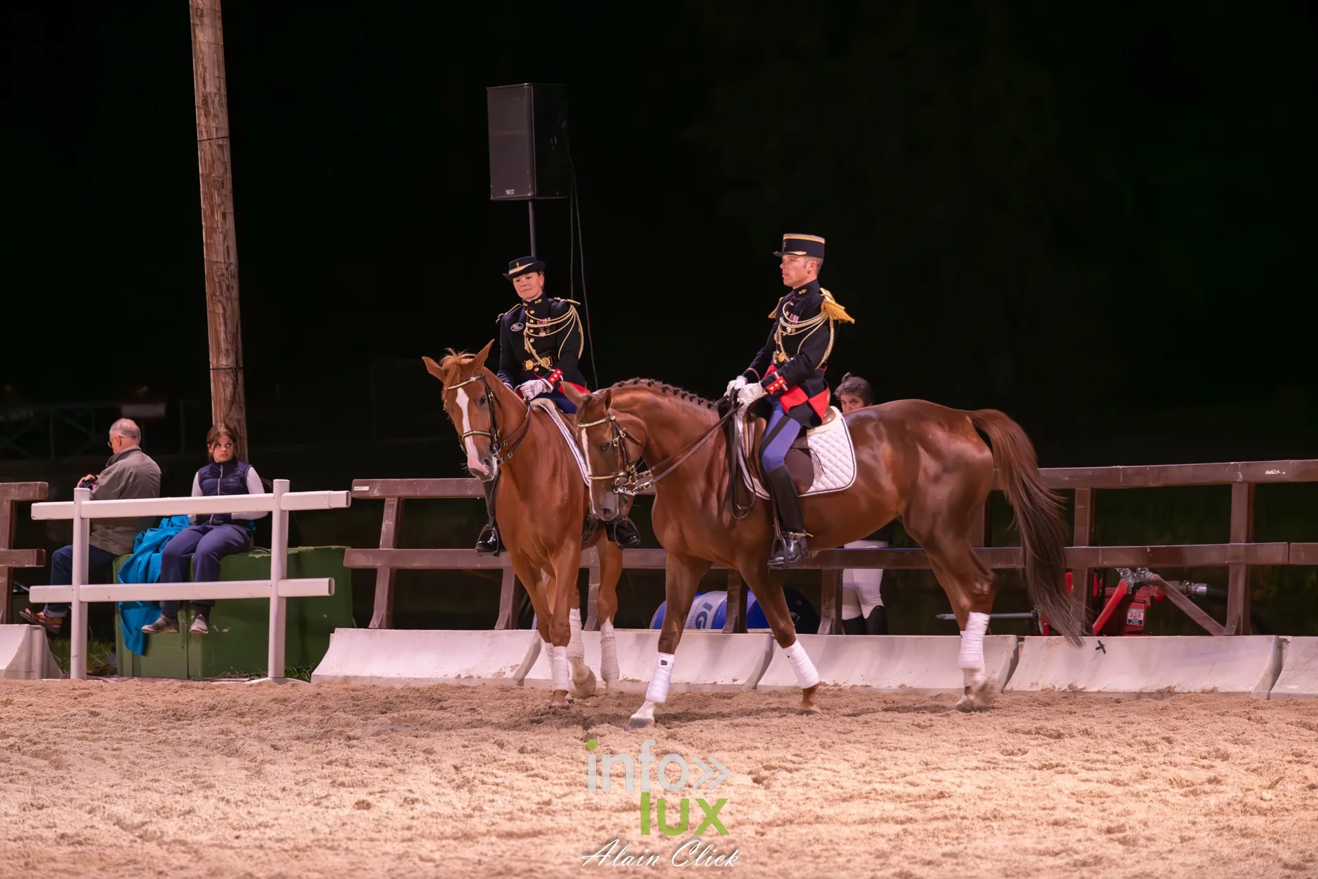 7e biennale équestre au château de Thillombois (Meuse) : la Garde républicaine, voltige, attelages et numéros de dressage