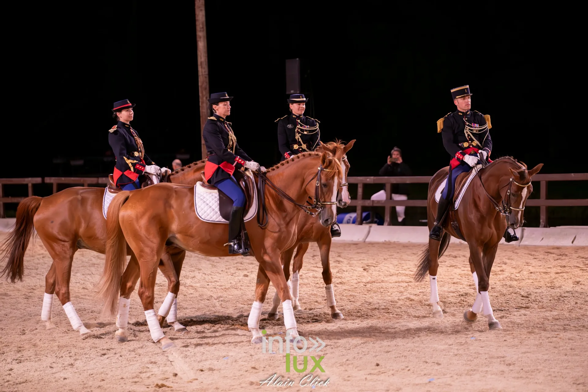 7e biennale équestre au château de Thillombois (Meuse) : la Garde républicaine, voltige, attelages et numéros de dressage