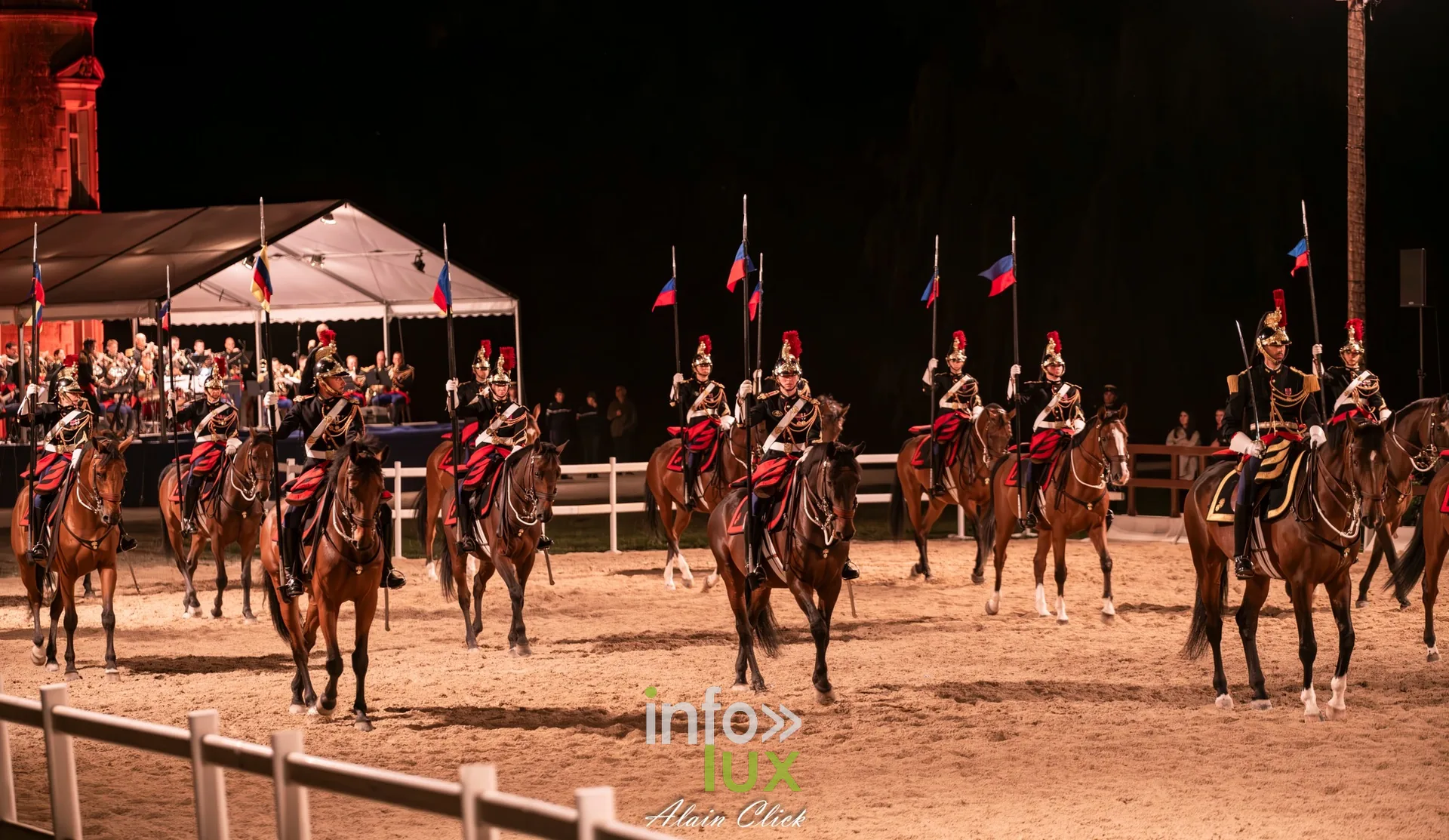 7e biennale équestre au château de Thillombois (Meuse) : la Garde républicaine, voltige, attelages et numéros de dressage