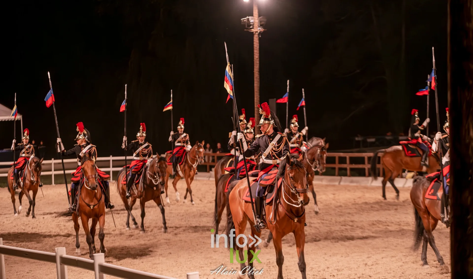 7e biennale équestre au château de Thillombois (Meuse) : la Garde républicaine, voltige, attelages et numéros de dressage
