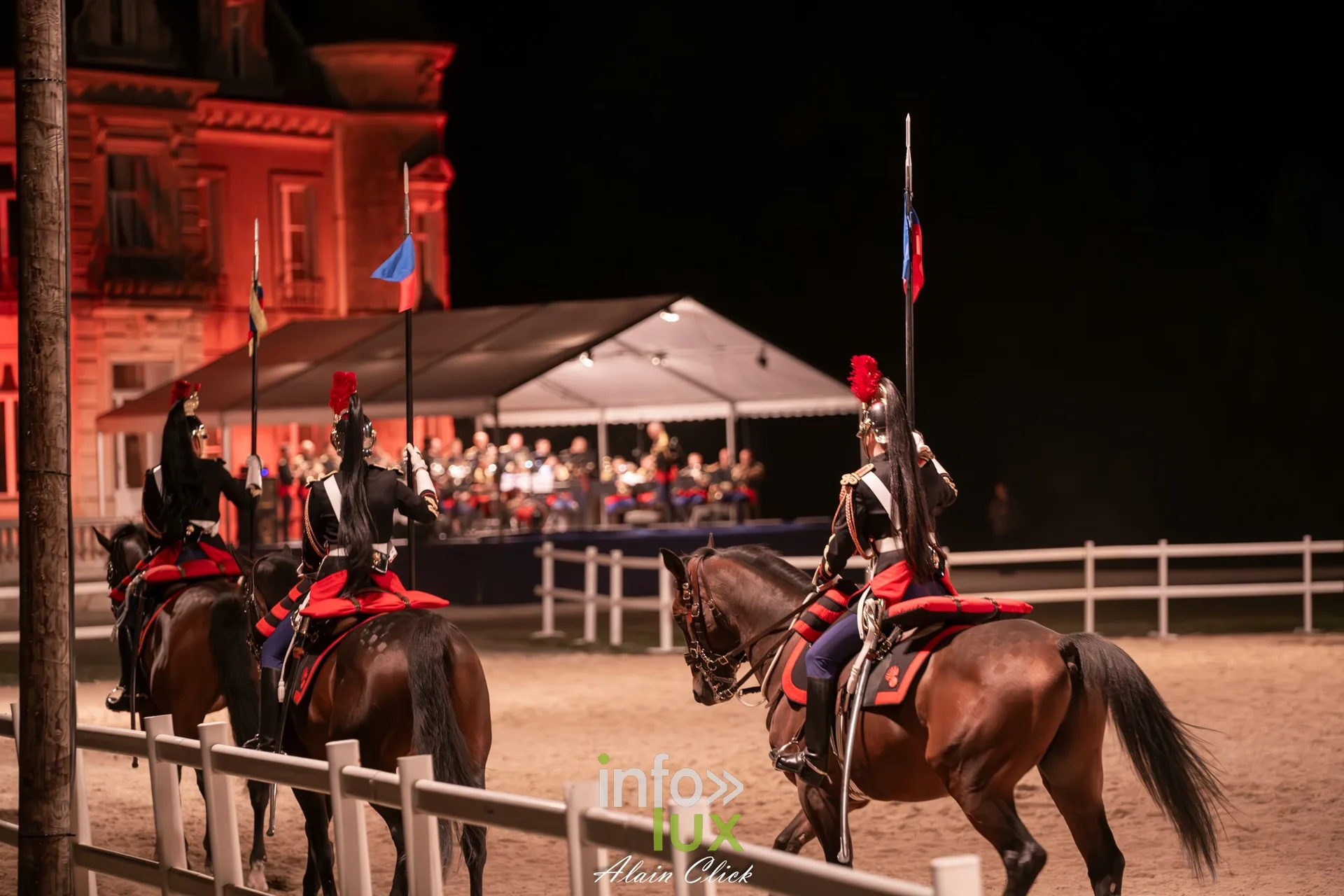 7e biennale équestre au château de Thillombois (Meuse) : la Garde républicaine, voltige, attelages et numéros de dressage