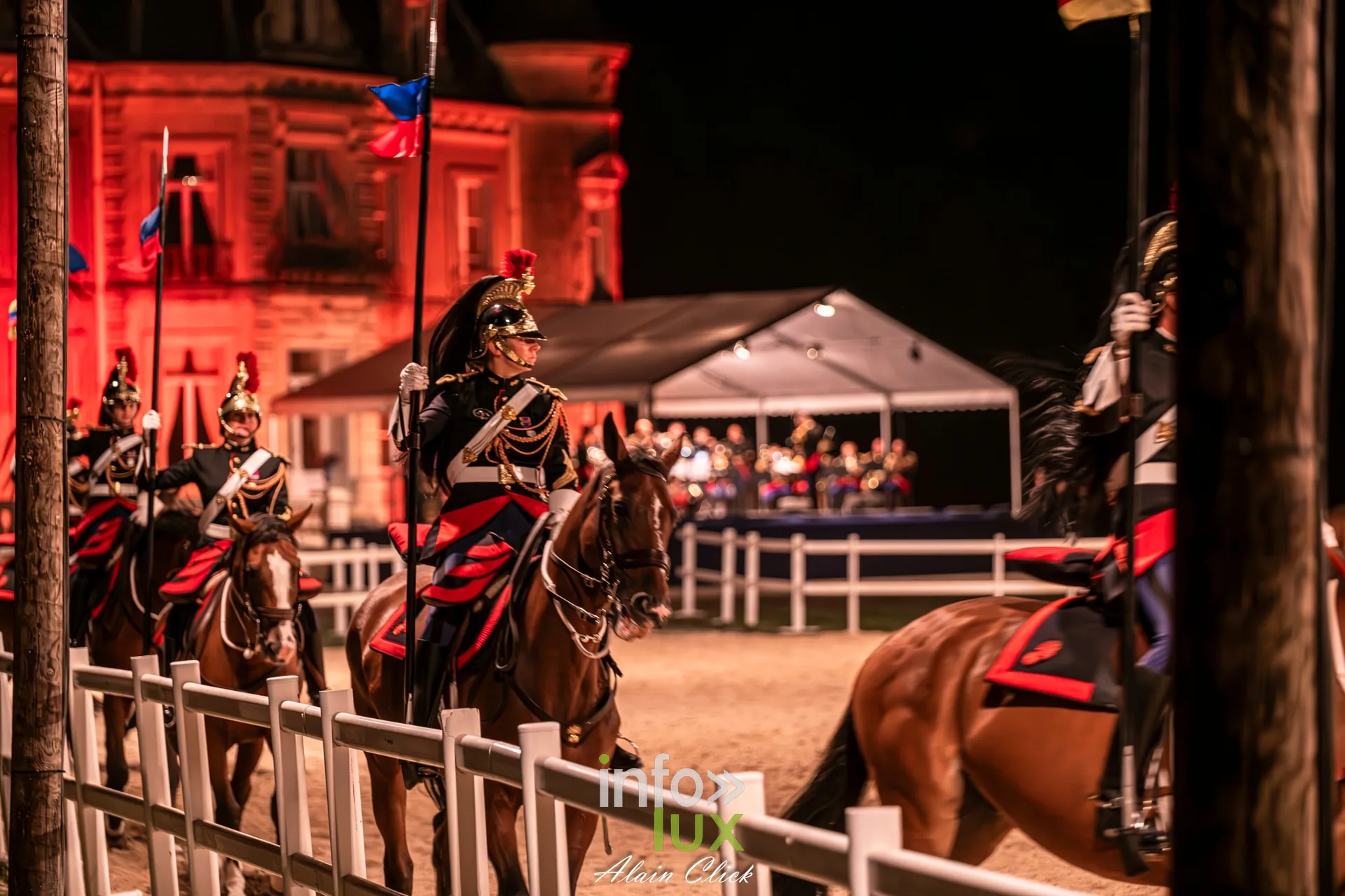 7e biennale équestre au château de Thillombois (Meuse) : la Garde républicaine, voltige, attelages et numéros de dressage