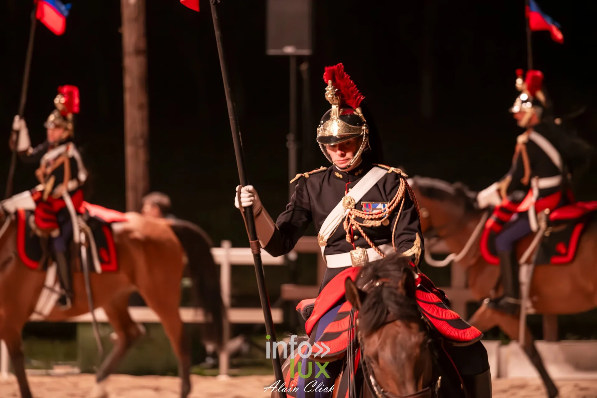 7e biennale équestre au château de Thillombois (Meuse) : la Garde républicaine, voltige, attelages et numéros de dressage