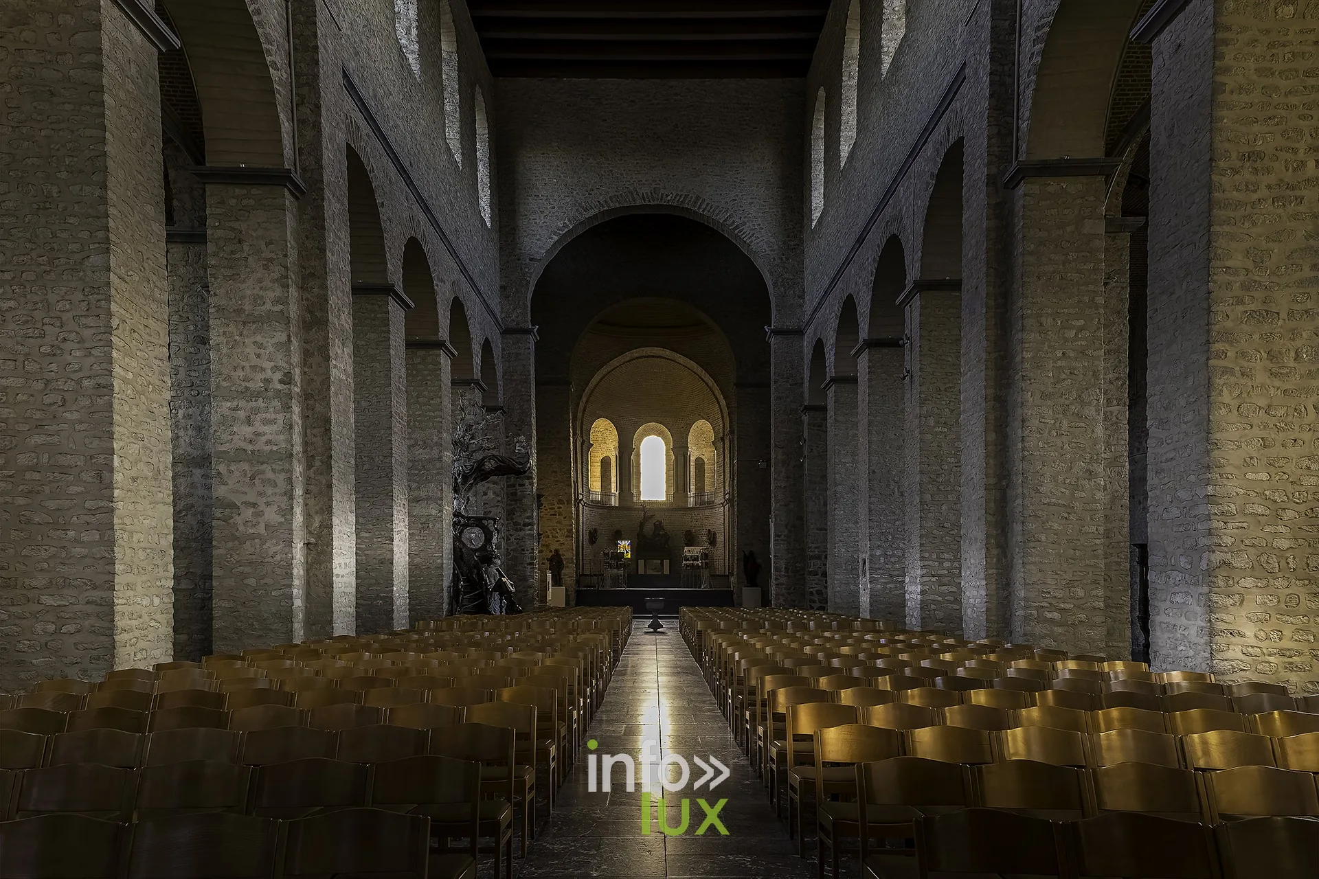 La nef de la collégiale Sainte-Gertrude de Nivelles, vide, avant la soirée