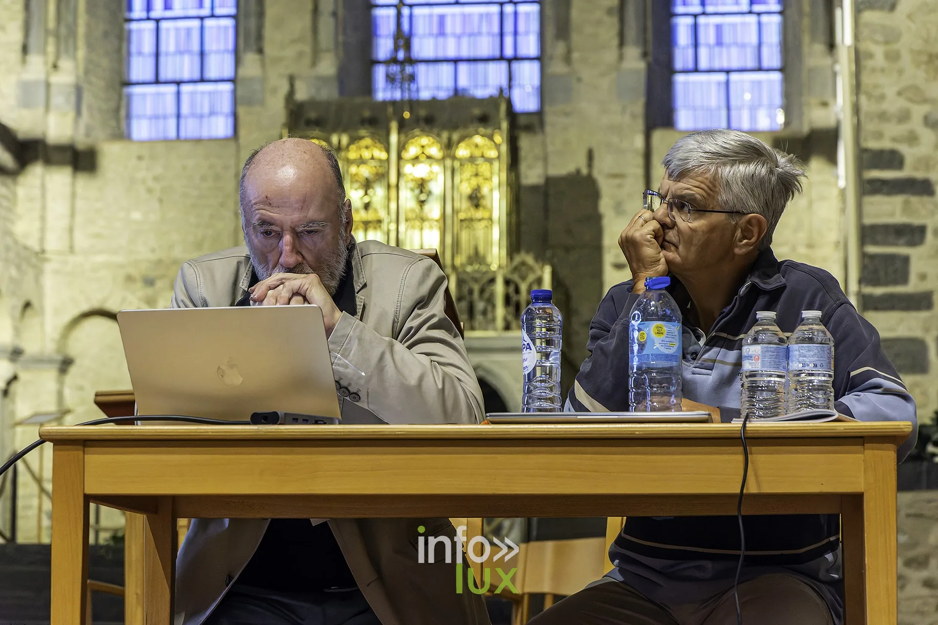 Deux intervenants à la table, ordinateur ouvert, pendant l’exposé