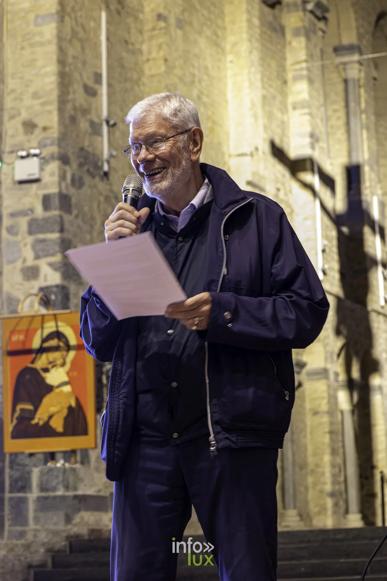 L’historien au micro, sourire aux lèvres, sous les voûtes