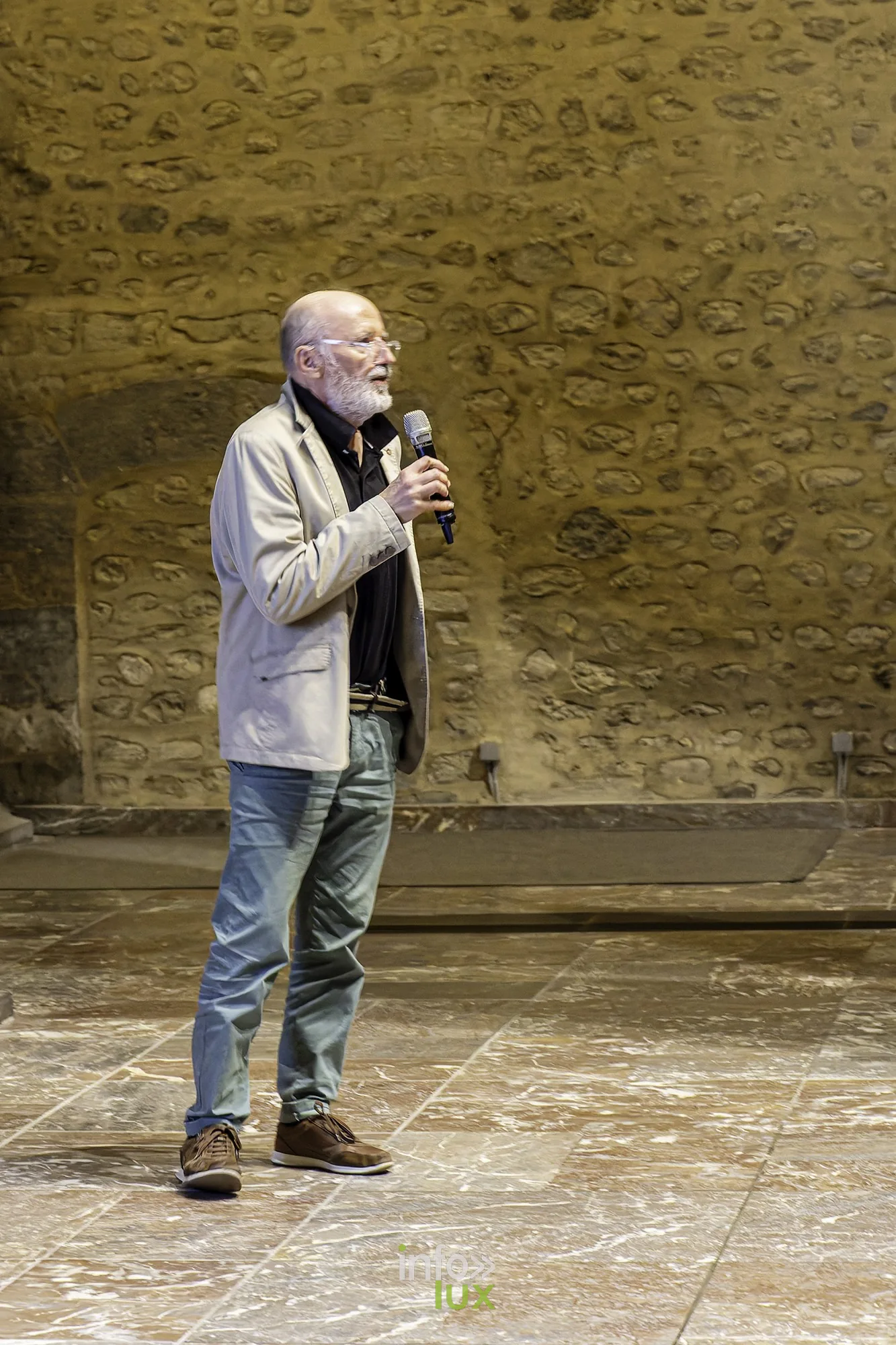 Philippe Draps, micro en main, s’adresse au public de la collégiale