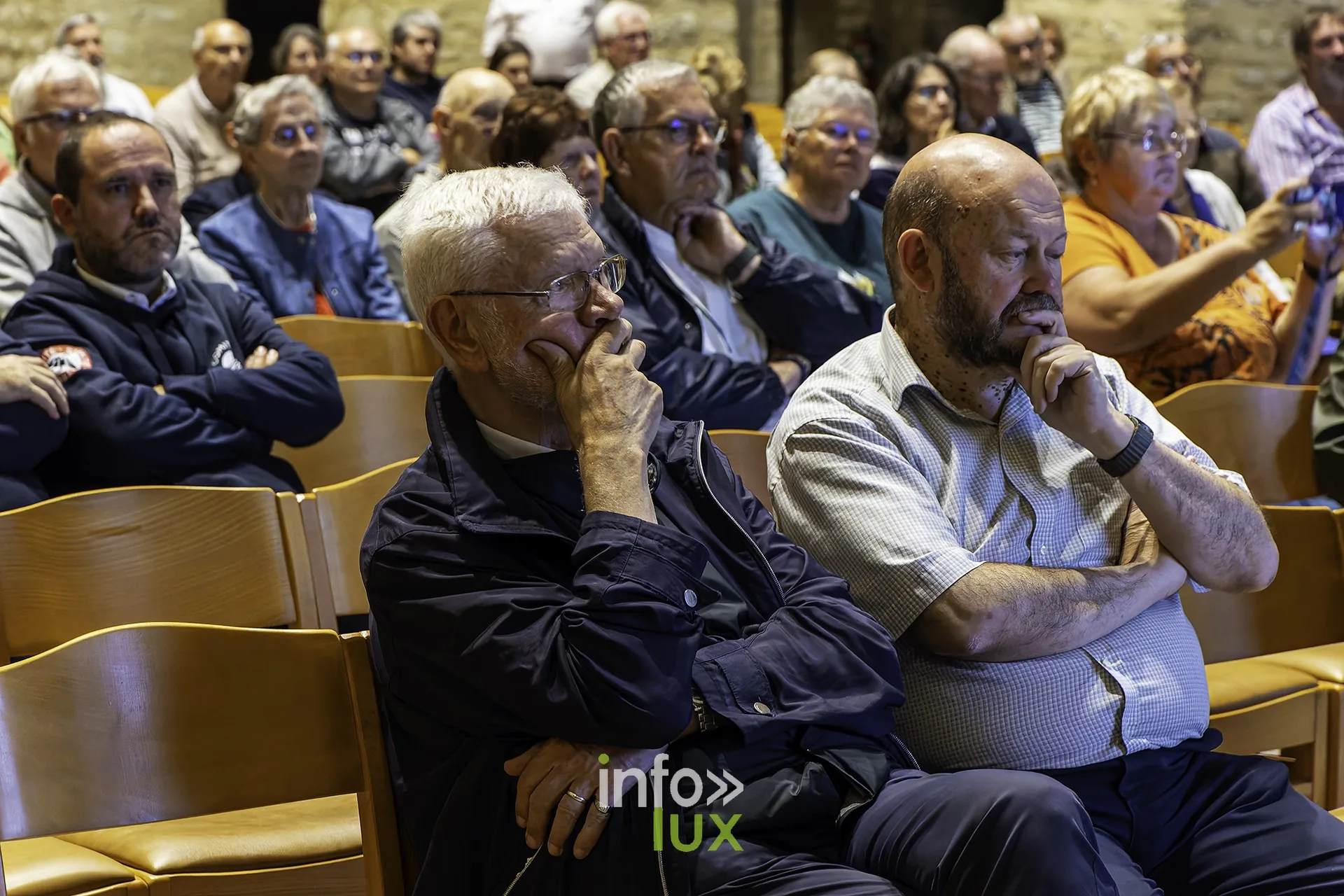 Spectateurs assis, portraits dans le public