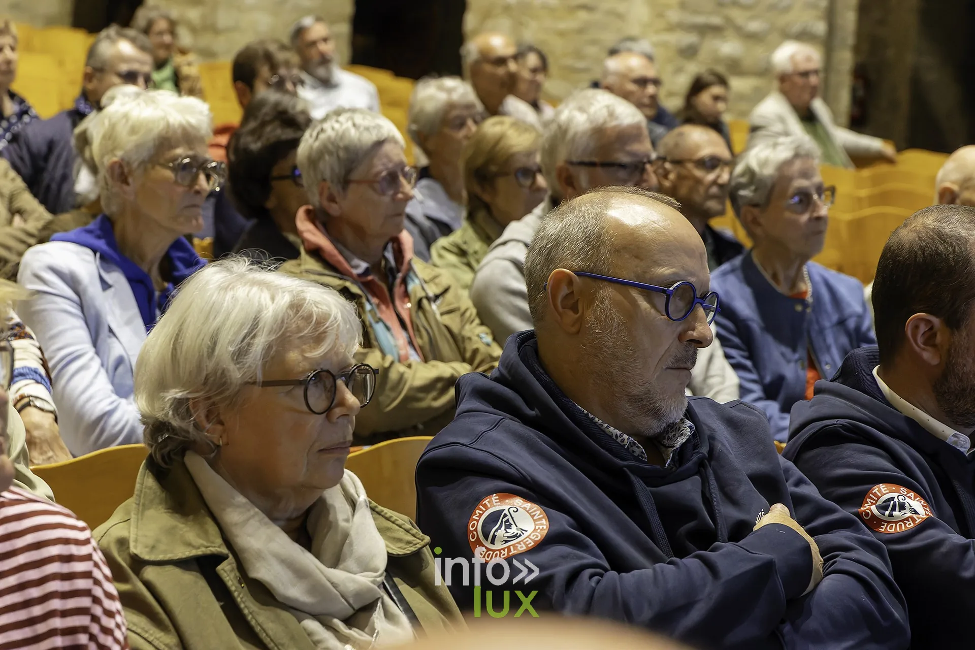 Public en gros plan, un couple au premier plan