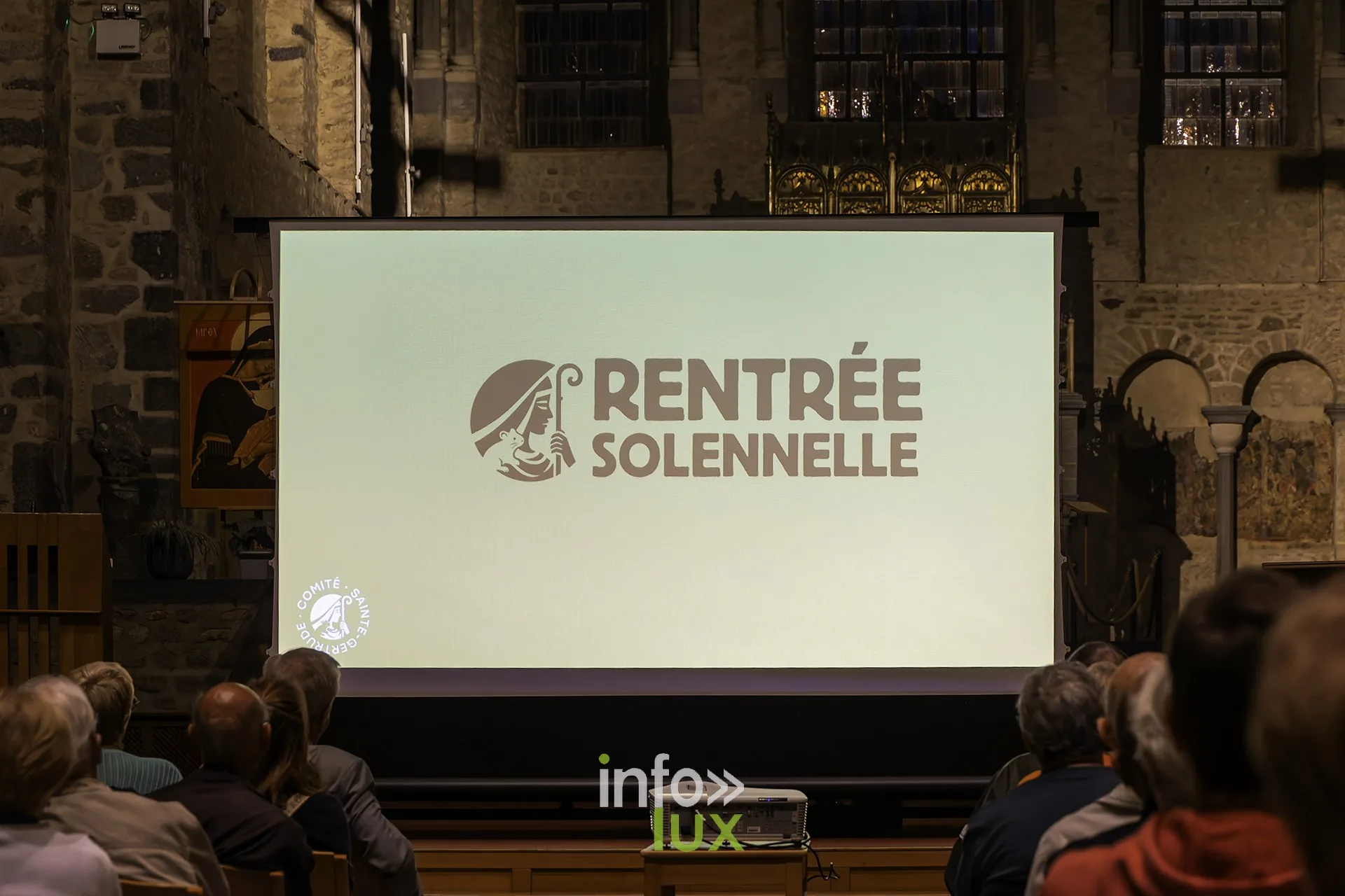 Écran : « Rentrée solennelle », chapitre du diaporama