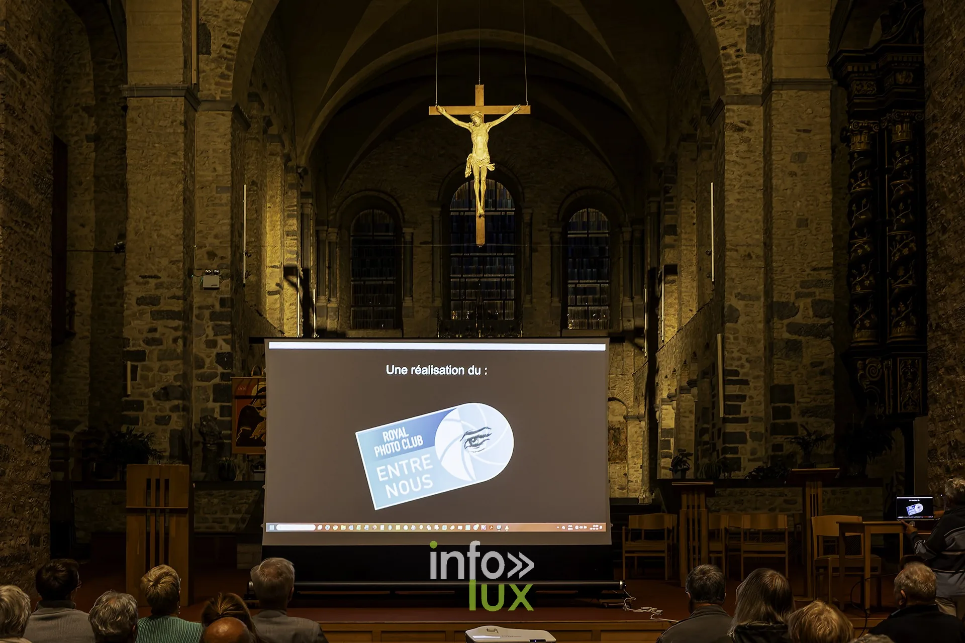 Écran : dernière diapositive du diaporama, crucifix au-dessus
