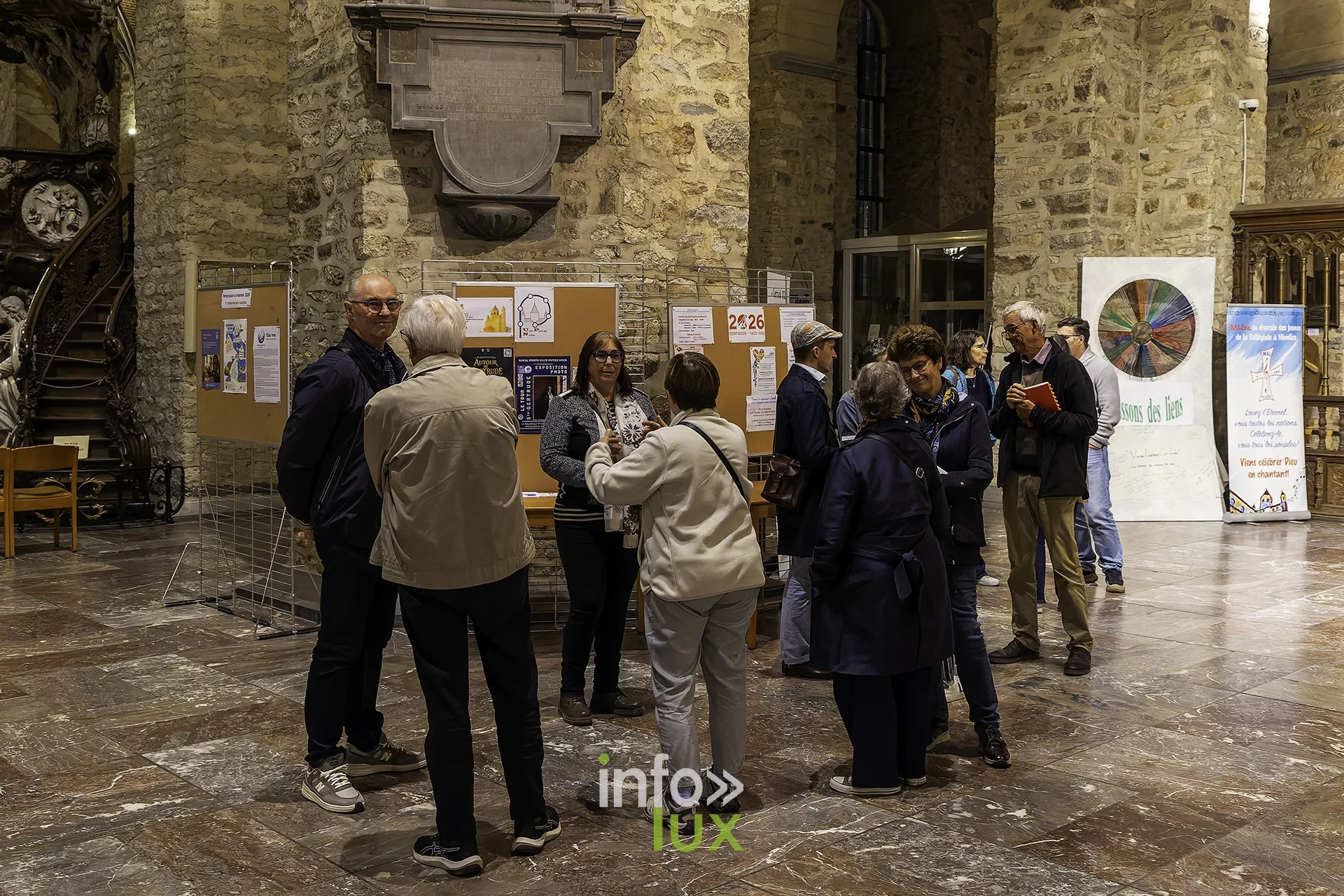 Vue d’ensemble de l’exposition dans le chœur, visiteurs et grilles