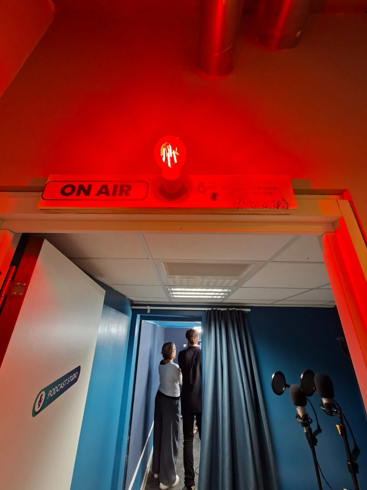 Enseigne lumineuse ON AIR dans le studio de Transforma BXL a Evere