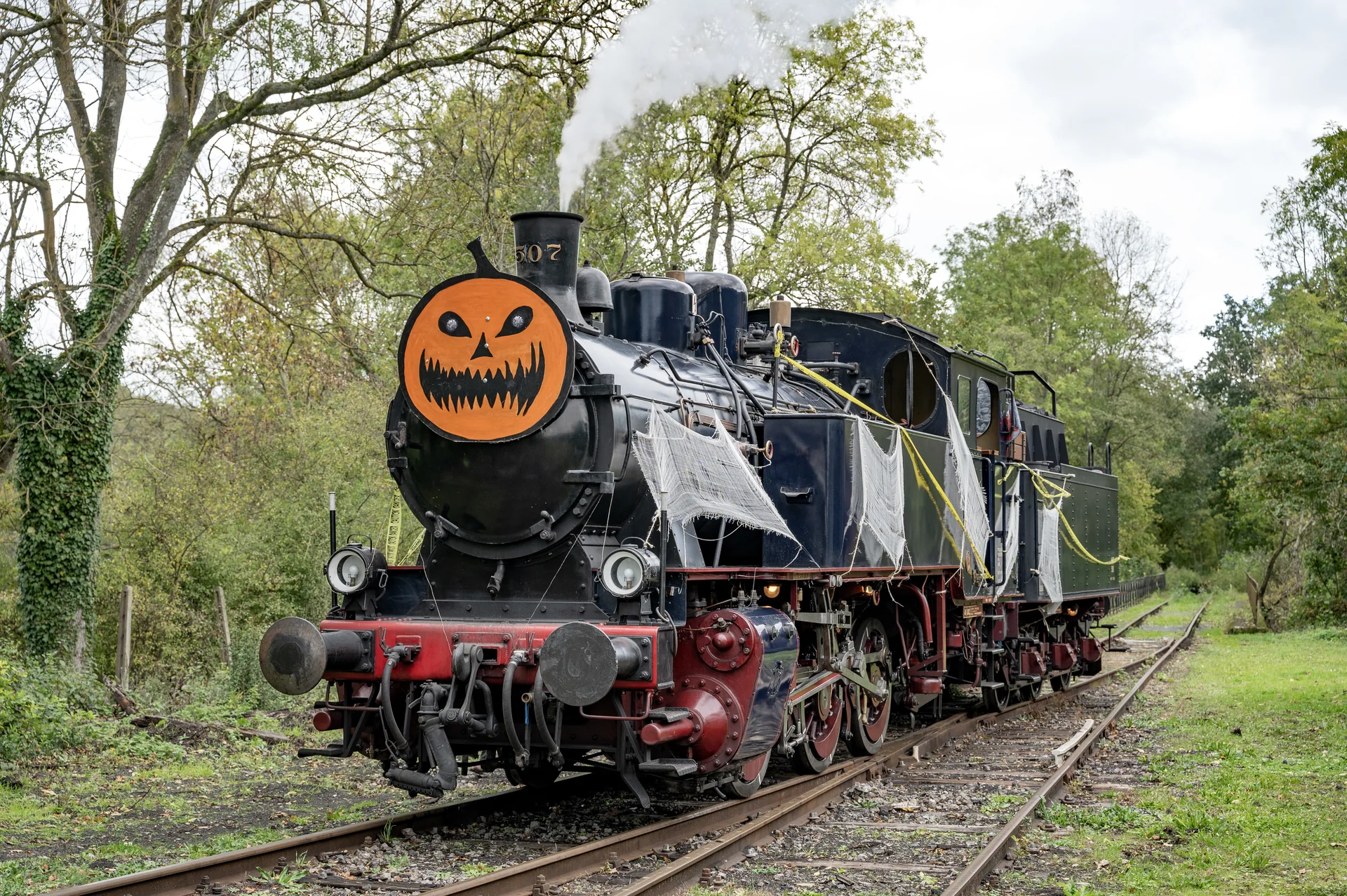 Locomotive à vapeur du CFV3V décorée d’une citrouille et de toiles d’araignée pour le train d’Halloween à Mariembourg