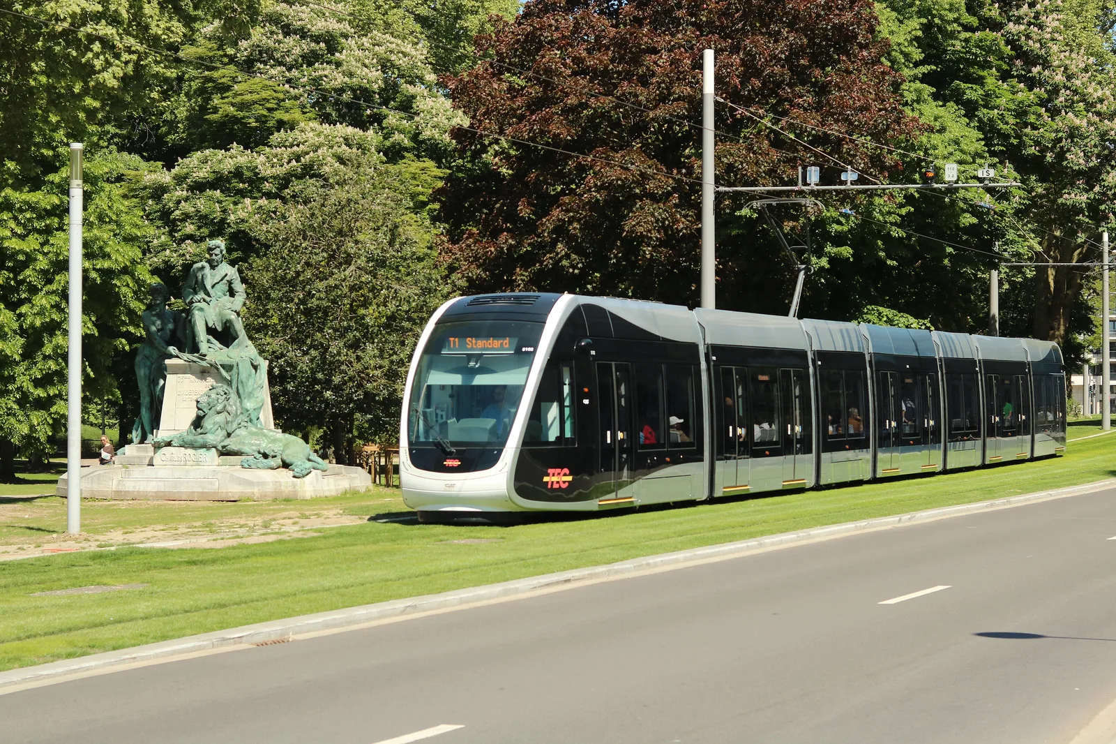 Tram de Liège sur le boulevard d’Avroy, le long du parc d’Avroy
