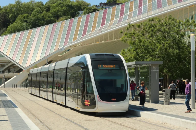 Tram T1 de Liège à l’arrêt Gare des Guillemins, sous la verrière de la gare