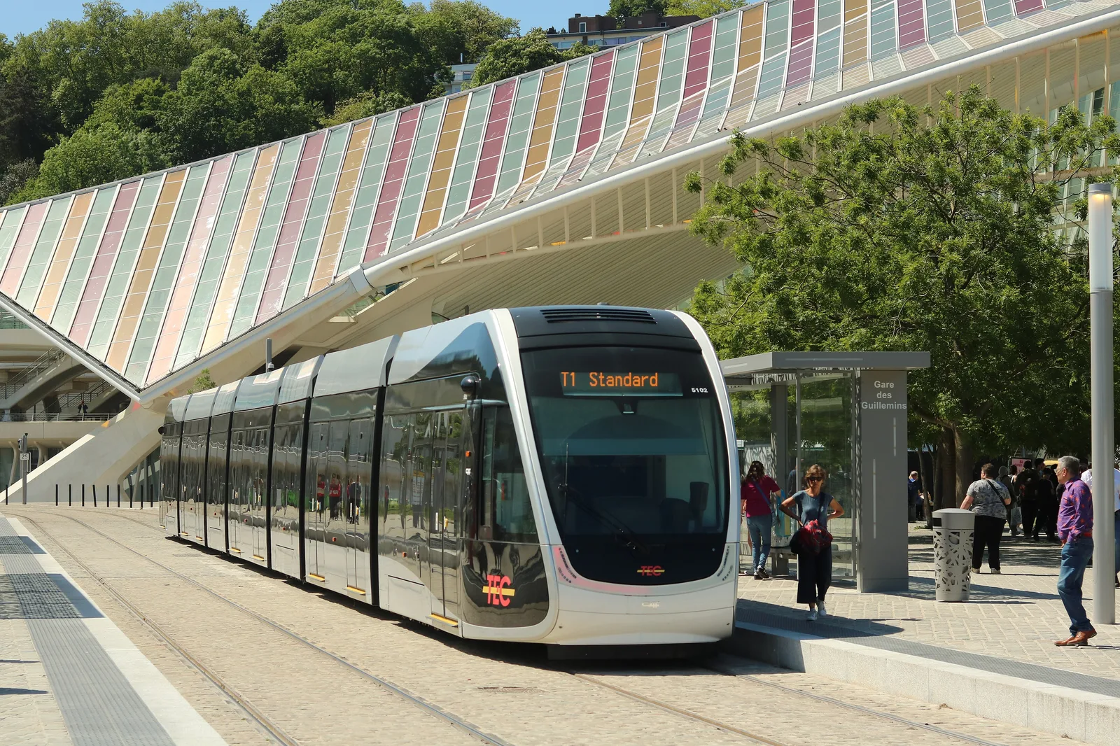 Tram T1 de Liège à l’arrêt Gare des Guillemins, sous la verrière de la gare