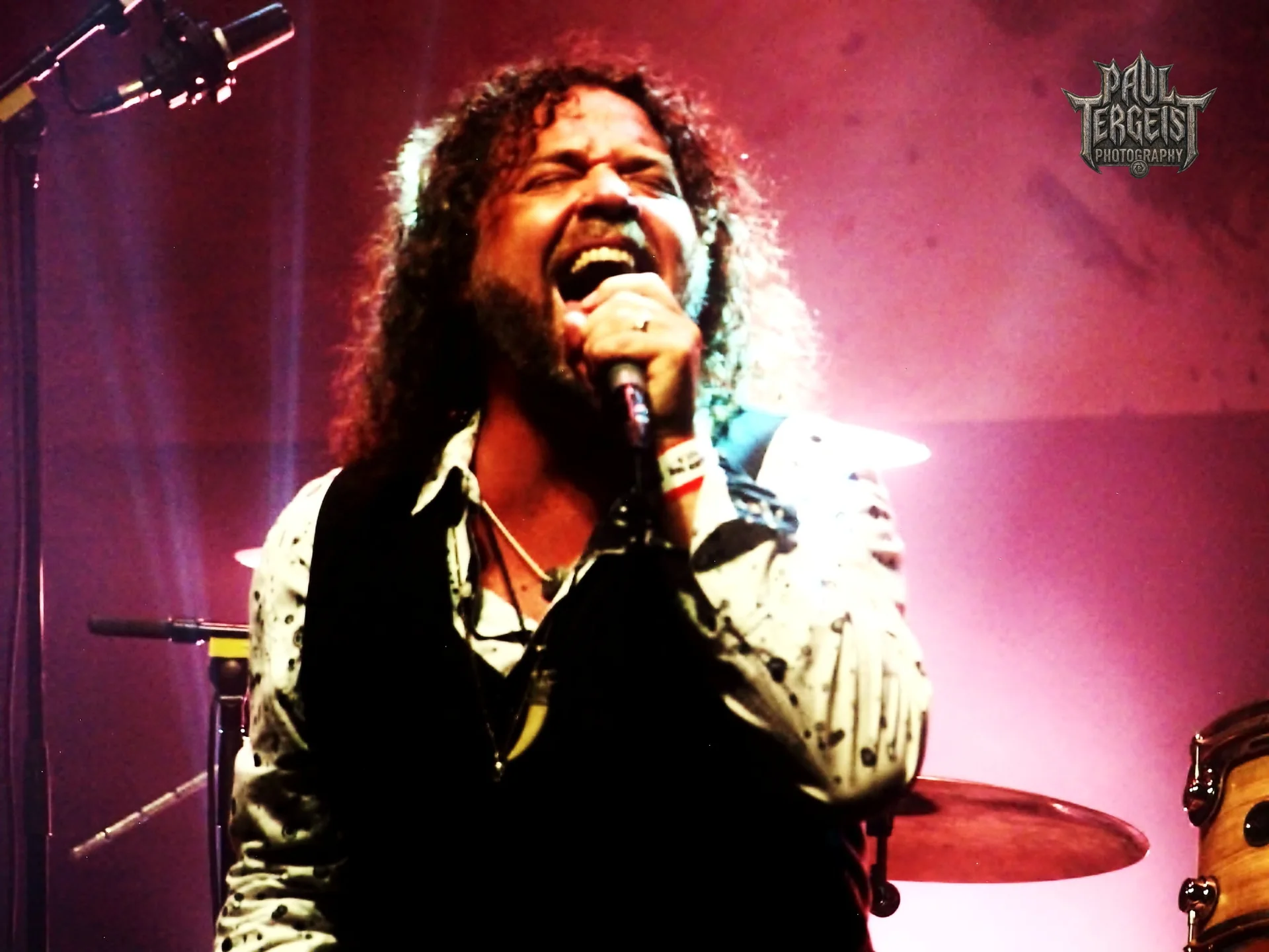 Chanteur de Tygers of Pan Tang crie au micro au Golden Age Rock Festival 2019