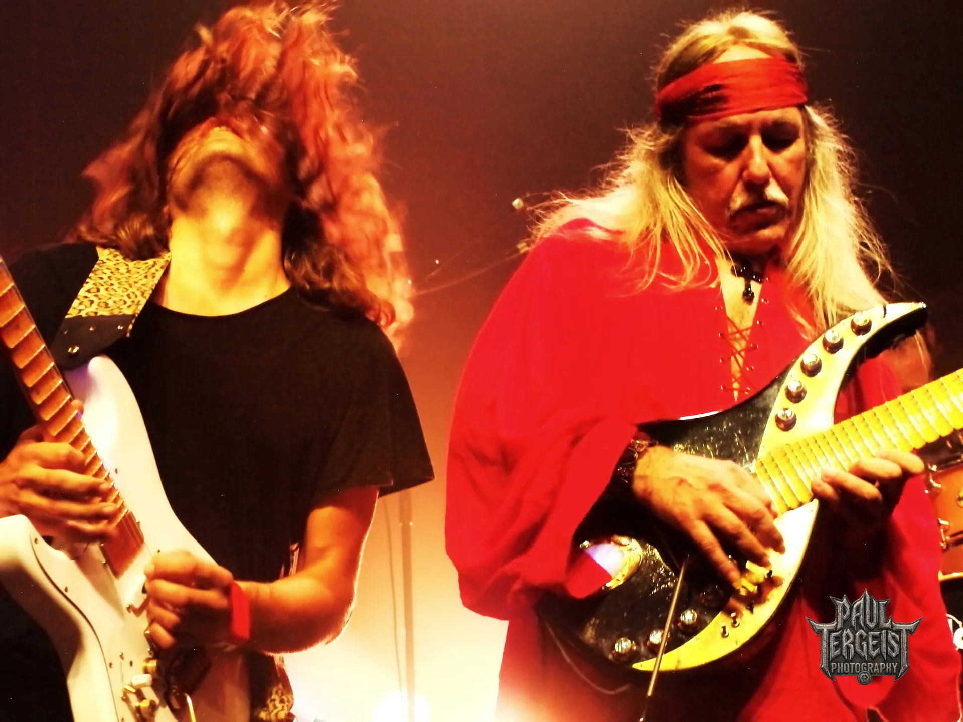 Uli Jon Roth joue de sa Sky Guitar avec un bandeau rouge au Golden Age Rock Festival 2019
