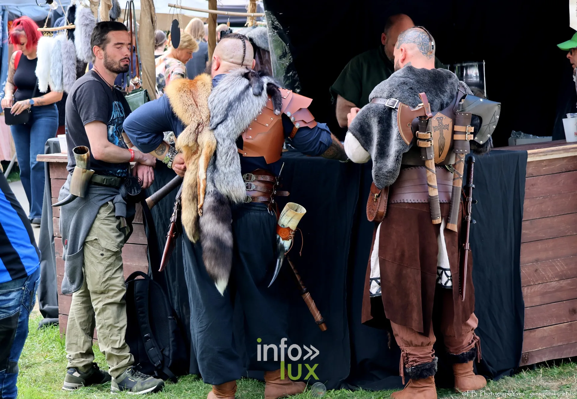 Visiteurs en tenue viking avec fourrures devant un stand, Valhalla Days 2026 à Ciney