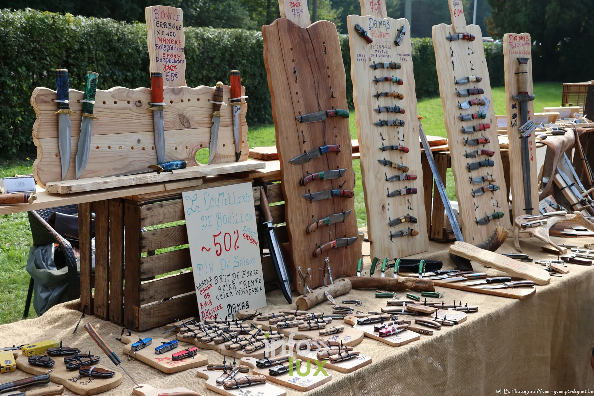 Stand de couteaux artisanaux à manche en bois, marché des Valhalla Days 2026 à Ciney