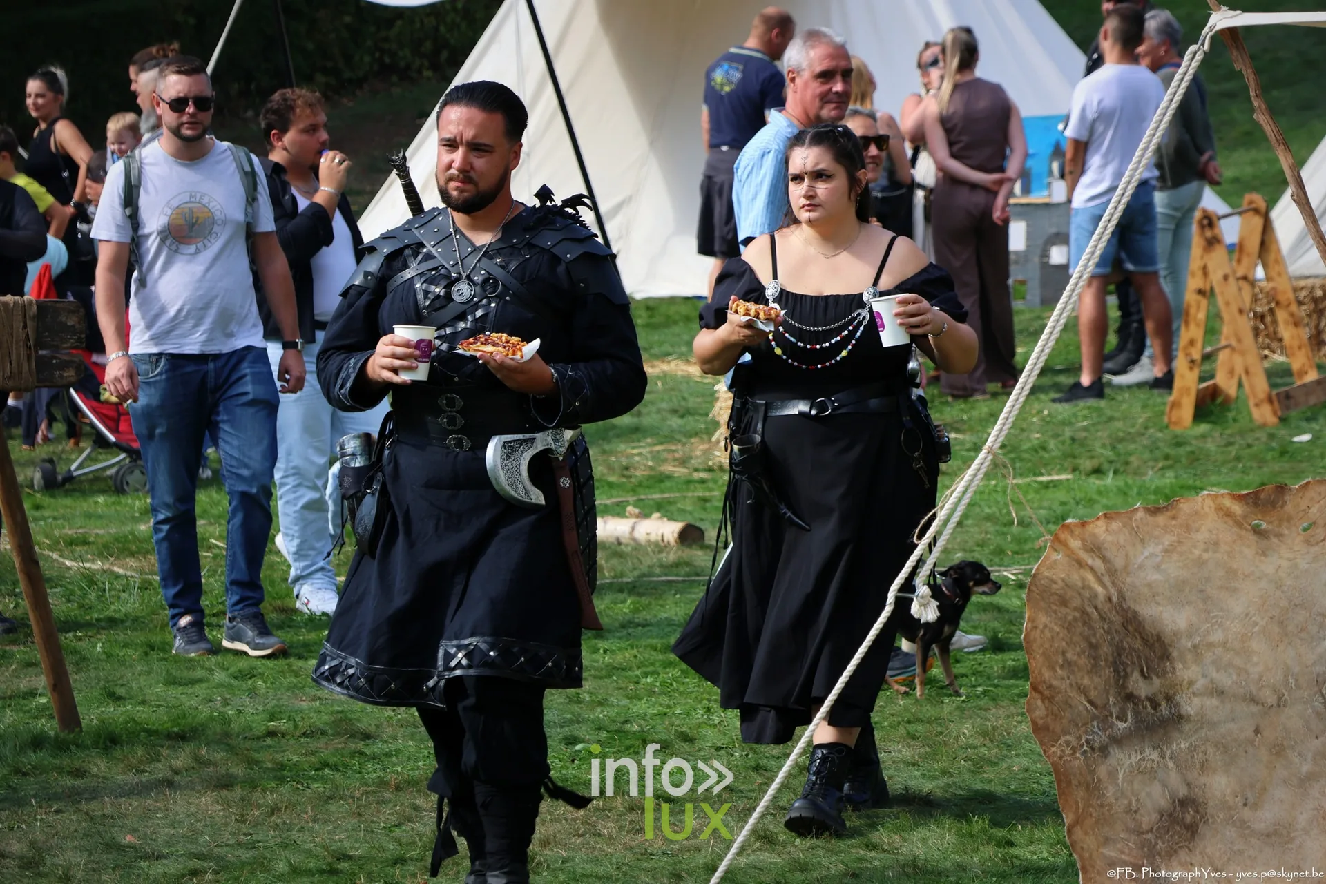 Couple en costume noir de style viking dans les allées du parc Saint-Roch à Ciney