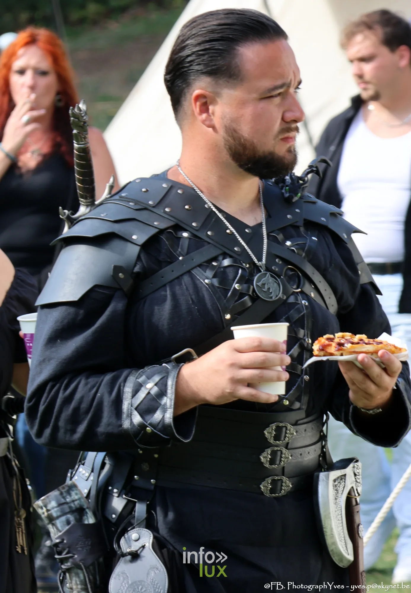 Visiteur en armure de cuir noir de style viking, Valhalla Days 2026 à Ciney