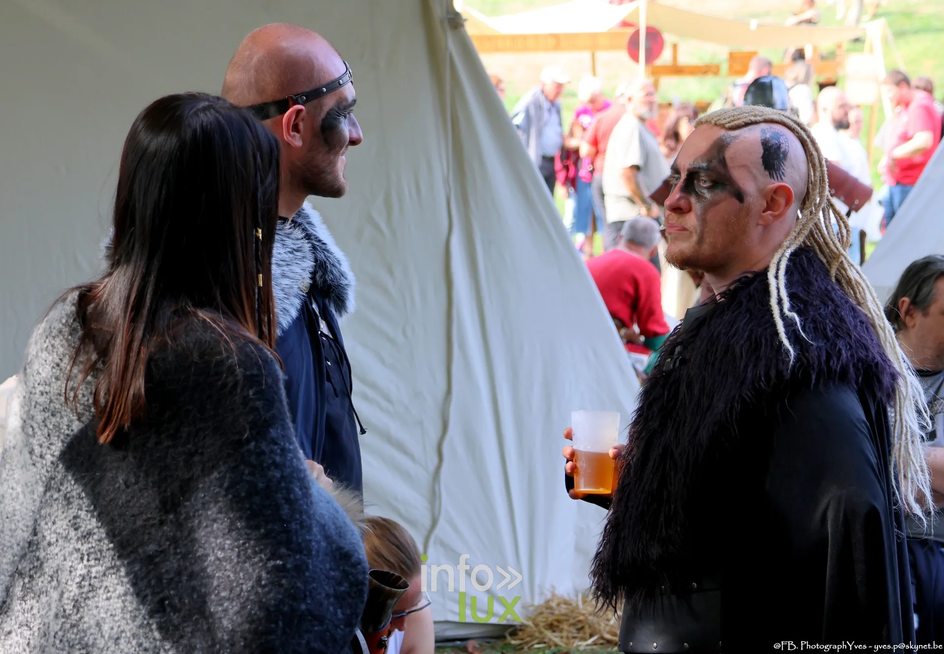 Visiteurs grimés et costumés devant une tente du campement, Valhalla Days 2026