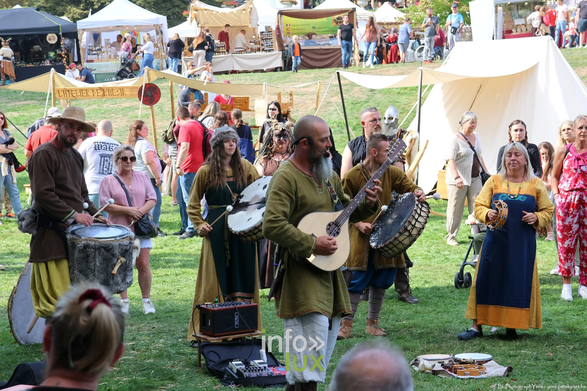 Musiciens en tenue viking, luth et tambours, dans le campement des Valhalla Days 2026