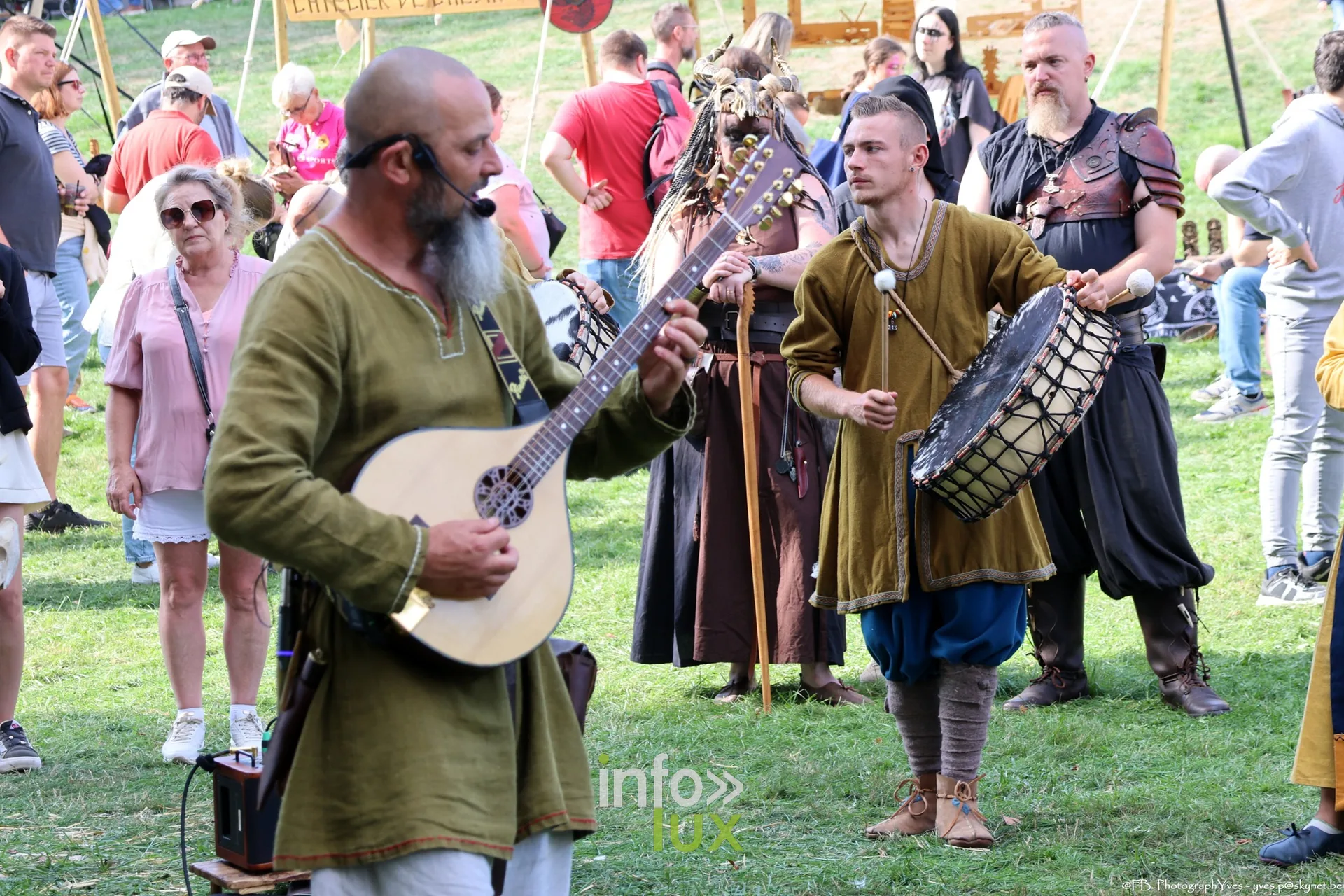 Musiciens en costume viking jouant au milieu du public, parc Saint-Roch à Ciney