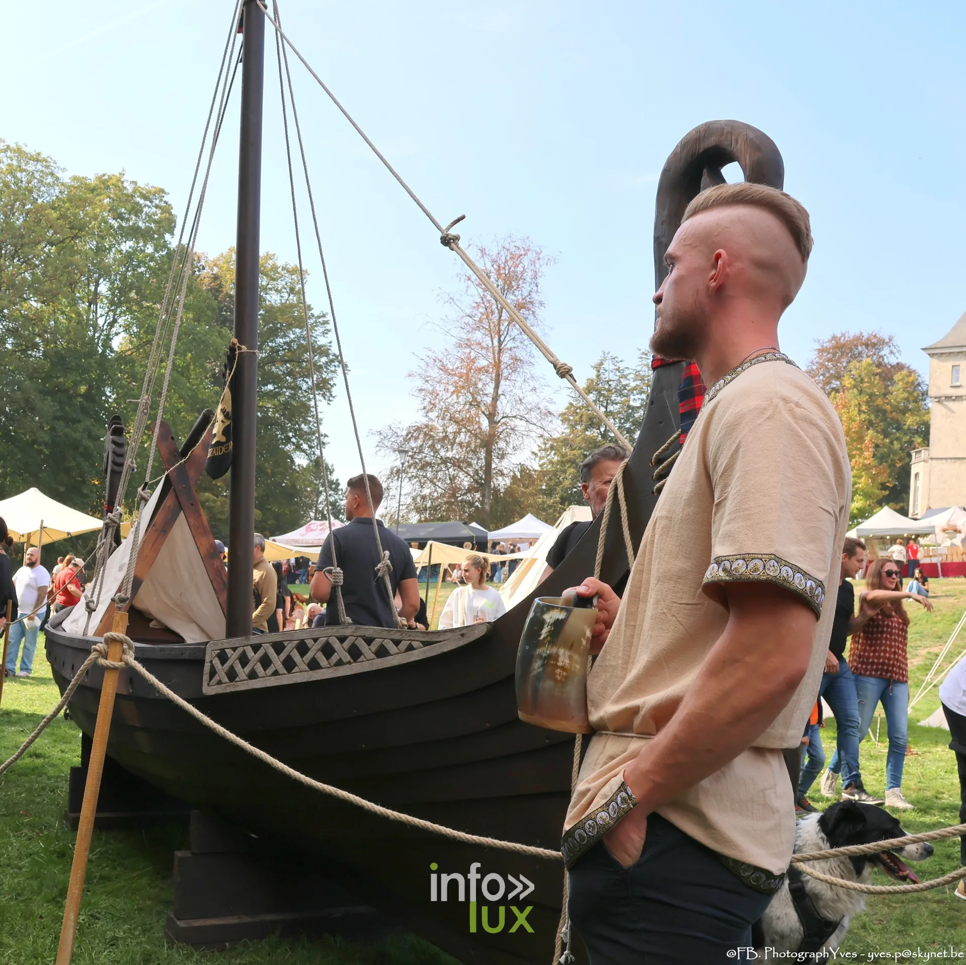 Le bateau viking exposé sur la pelouse du parc Saint-Roch à Ciney, Valhalla Days 2026