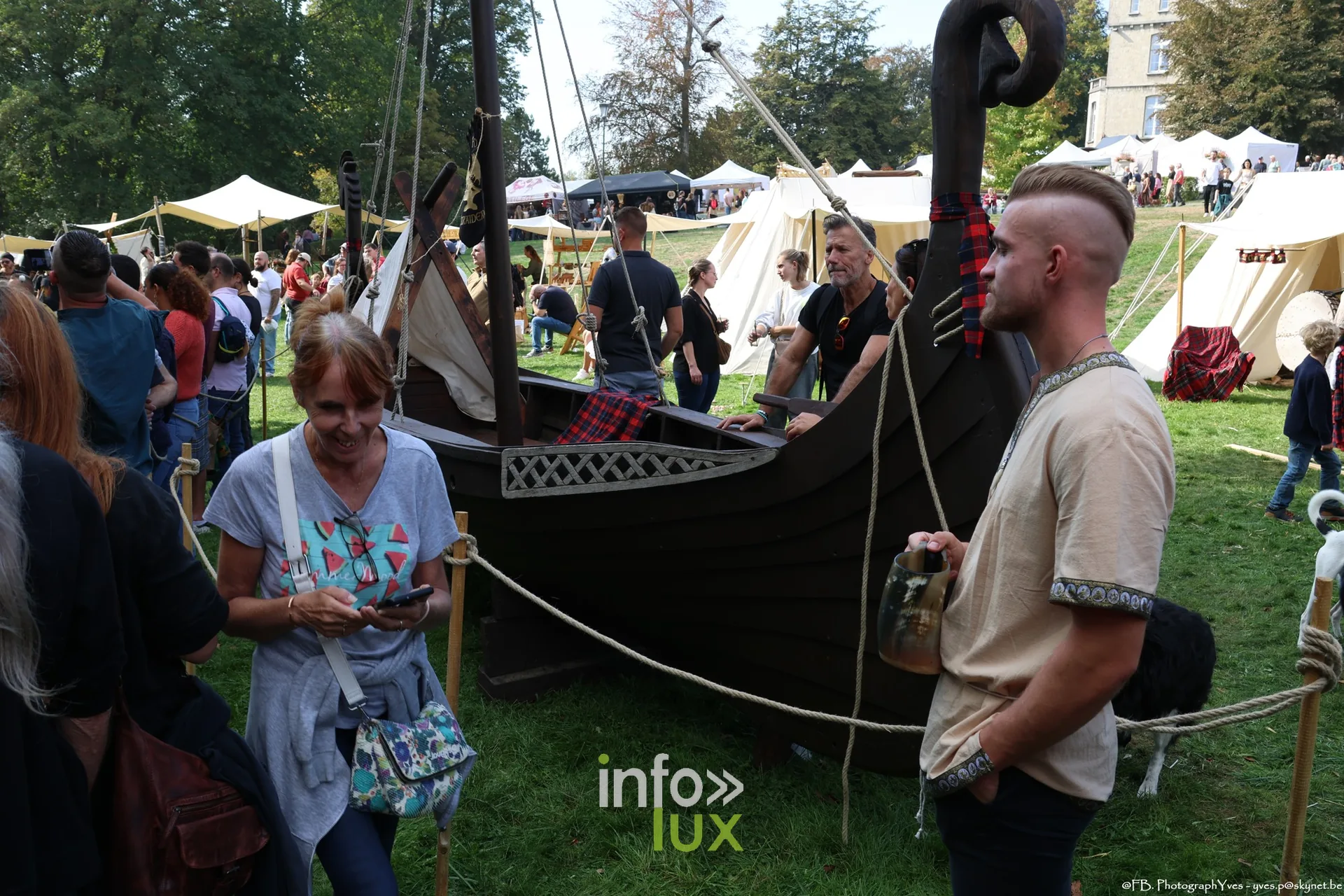 Visiteurs autour du bateau viking des Valhalla Days 2026 à Ciney